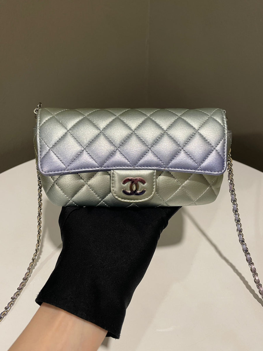 CHANEL VINTAGE 2000 SILVER METALLIC QUILTED PATTERN GLASSES CASE GUC Chanel Gradient Metallic Quilted Lambskin Glasses Case on  main image 4