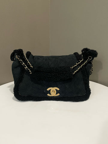Open image in slideshow, Chanel Shearling Accordion Flap Bag Black Suede