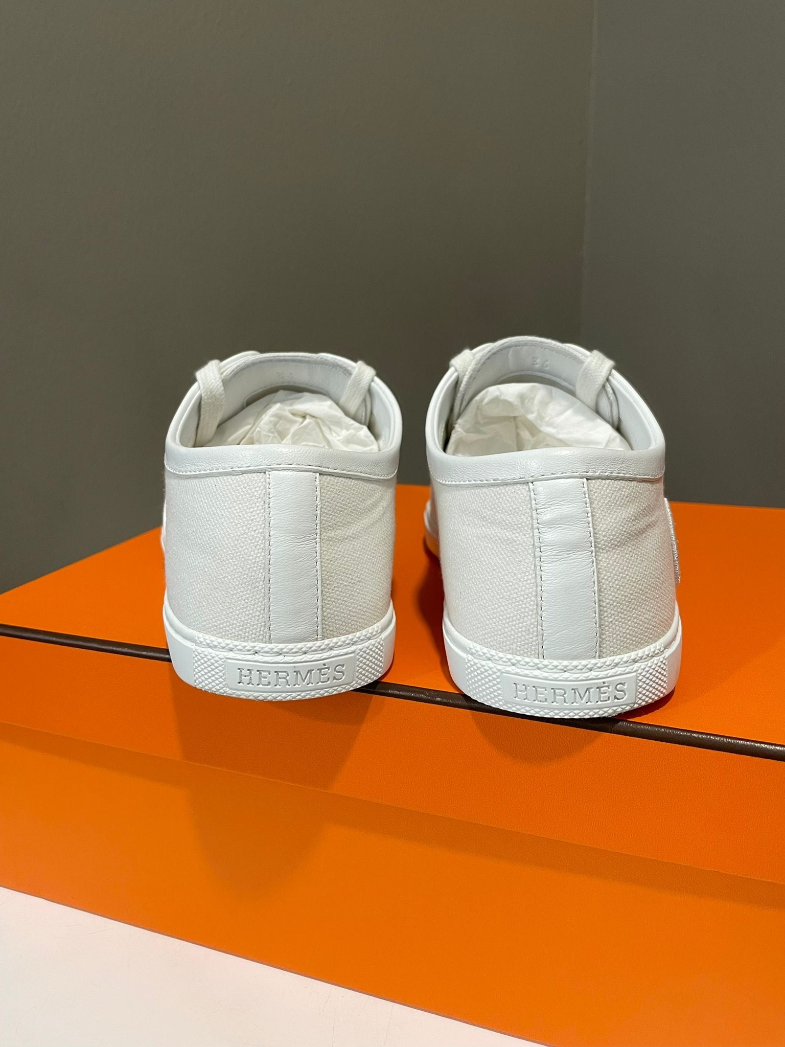 スニーカー HERMES Sneakers Innocent HERMES Canvas Embroidered Innocent Sneakers 39 White 1418099