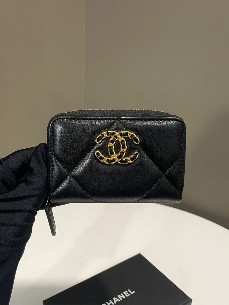Chanel 19 Quilted Zipped Card Holder Black