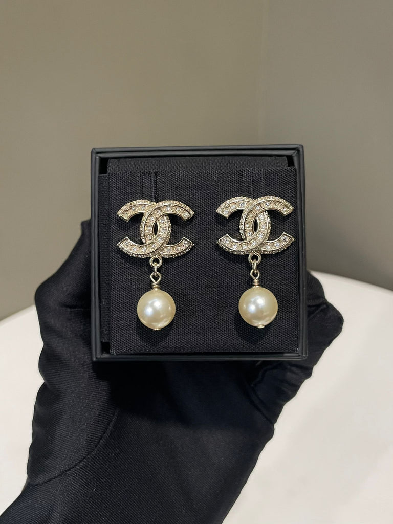 Chanel 22V Cc Pearl Drop Earrings Rhinestone / Pearl