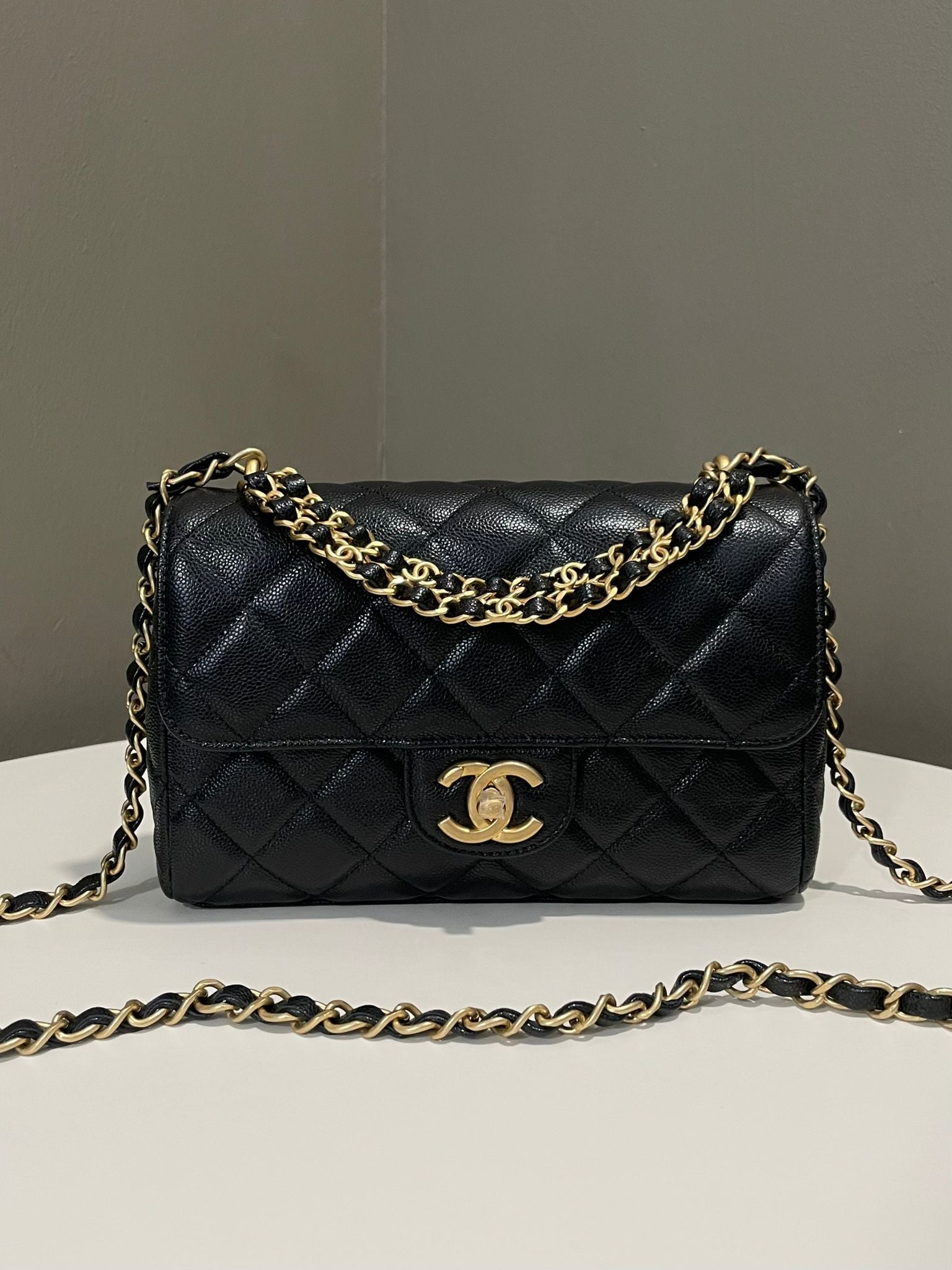 国内正規品　CHANEL Chanel 25P Cc Chain Flap Bag Black Caviar – LOVELOTSLUXURY