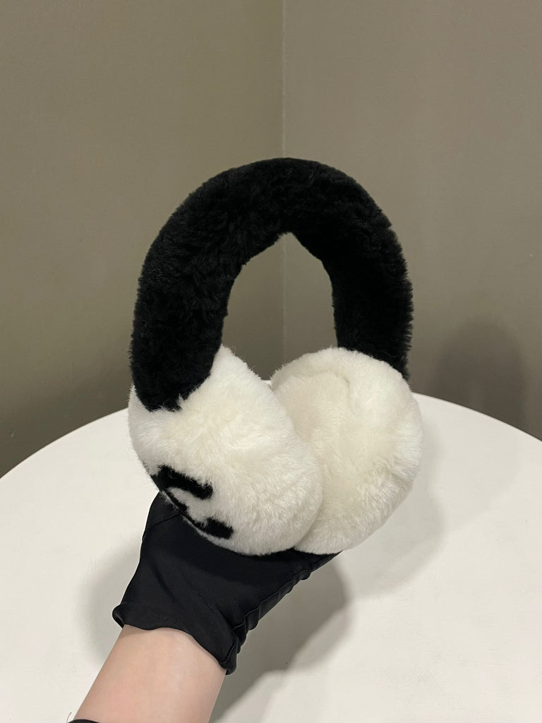 Chanel Cc Earmuffs Black / White Shearling