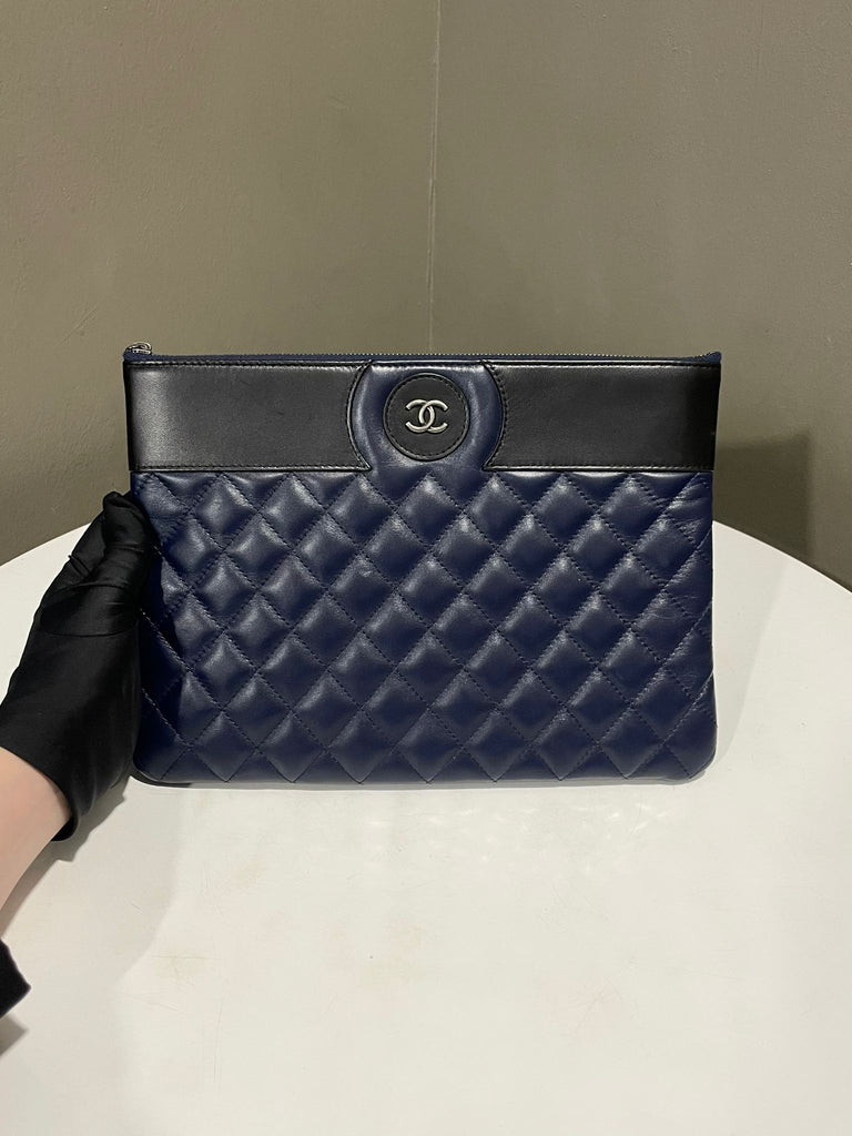 Chanel Cc Quilted Ocase Black / Dark Navy