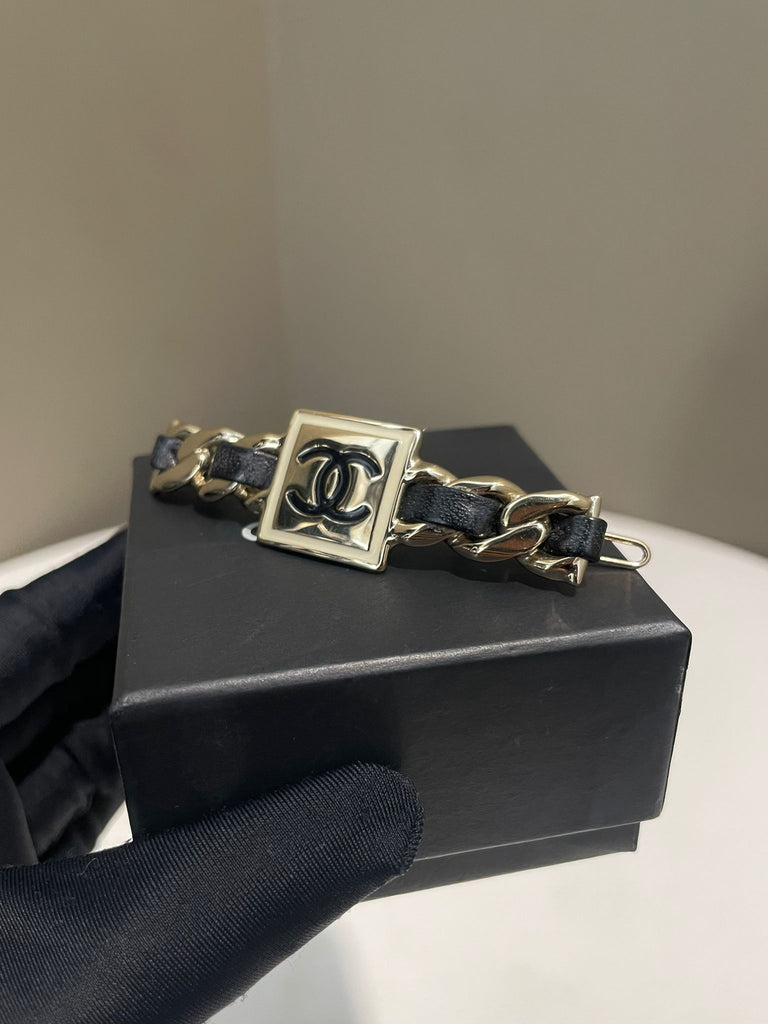 Chanel Square CC Chain Hair Clip
Black