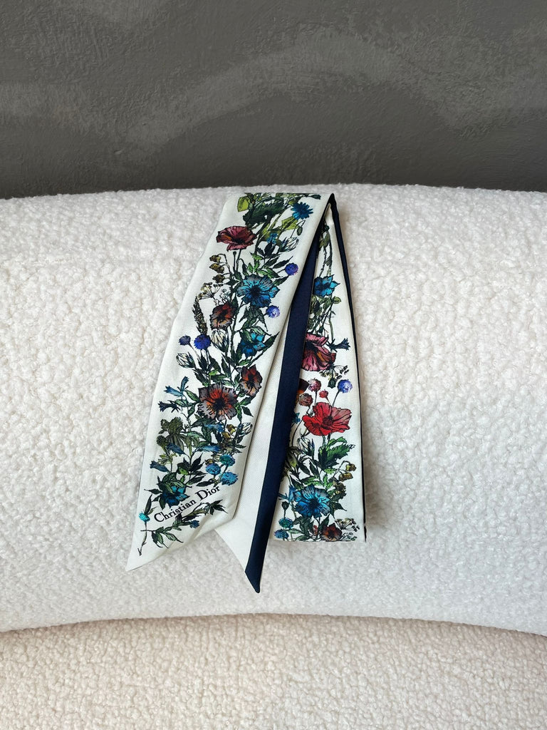 Dior D Floral Mitzah Scarf
Black / Blanc / Red Multicolor