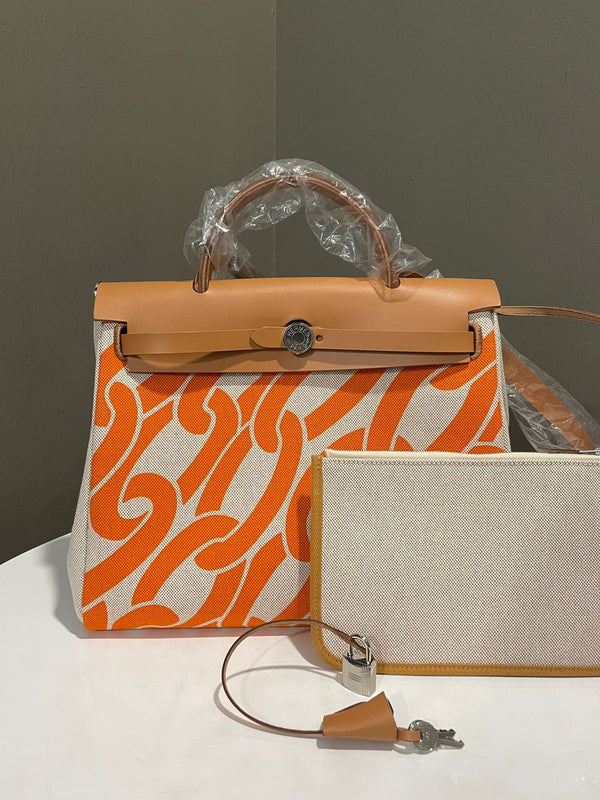 Hermes Herbag Zip 31
Naturel Sable Vache Hunter, Orange
Ecru Toile Maillons & Co