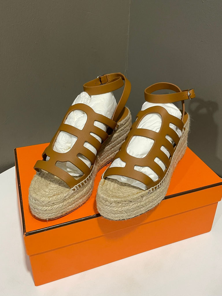 Hermes Kataria Sandals
Gold 