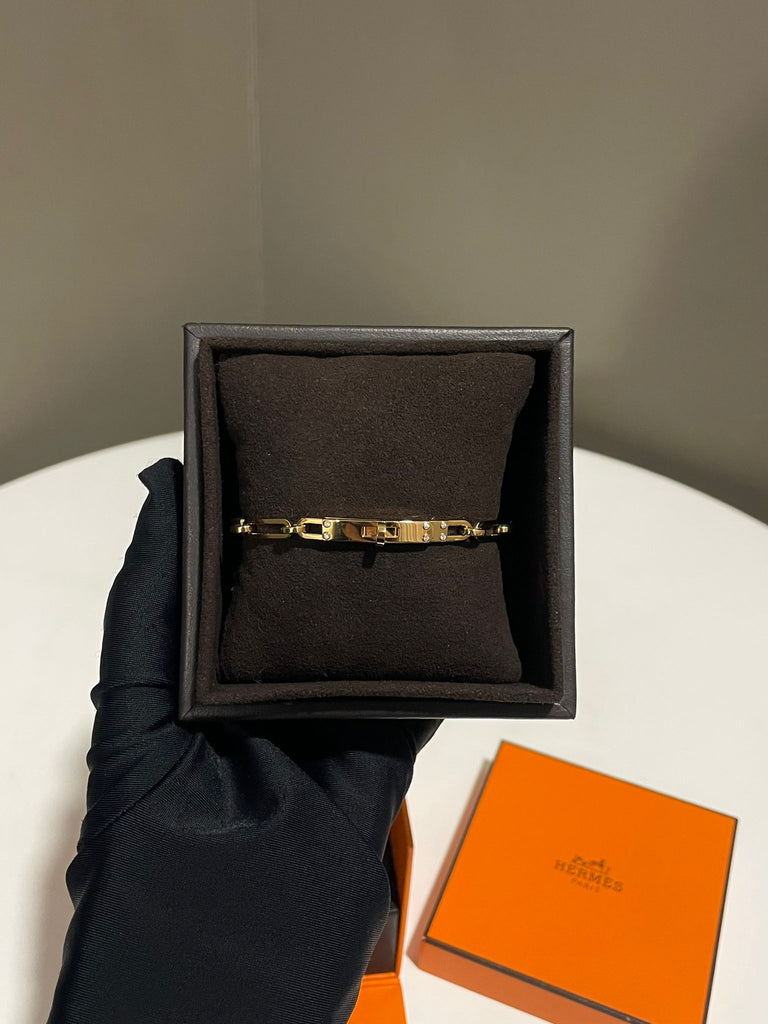 Hermes Kelly Chaine Bracelet
18K Rose Gold
6 diamond, 0.04 Carat