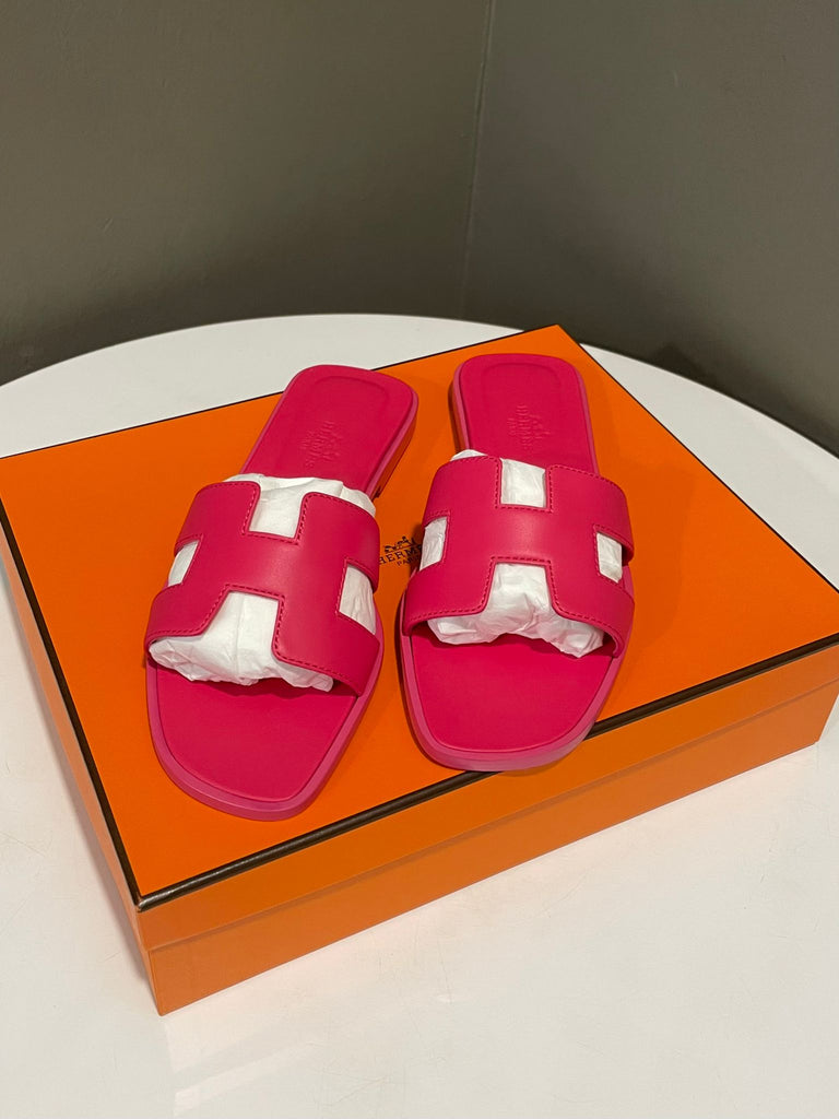 Hermes Oran Sandal 
Rose Vincunza 