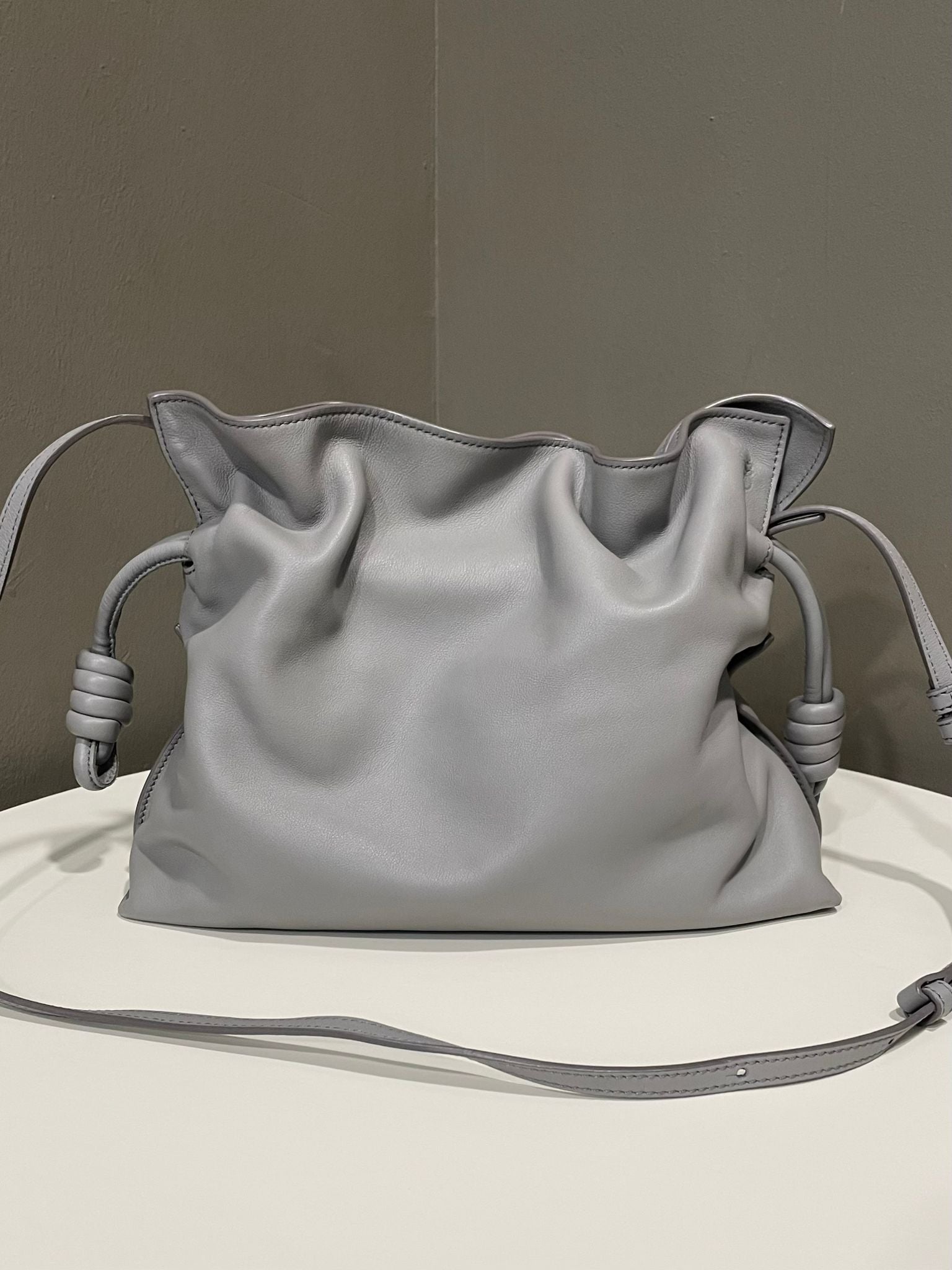 LOEWE スリングバッグ グレー Loewe Calfskin Mini Flamenco Knot Clutch Pearl Grey 1350026