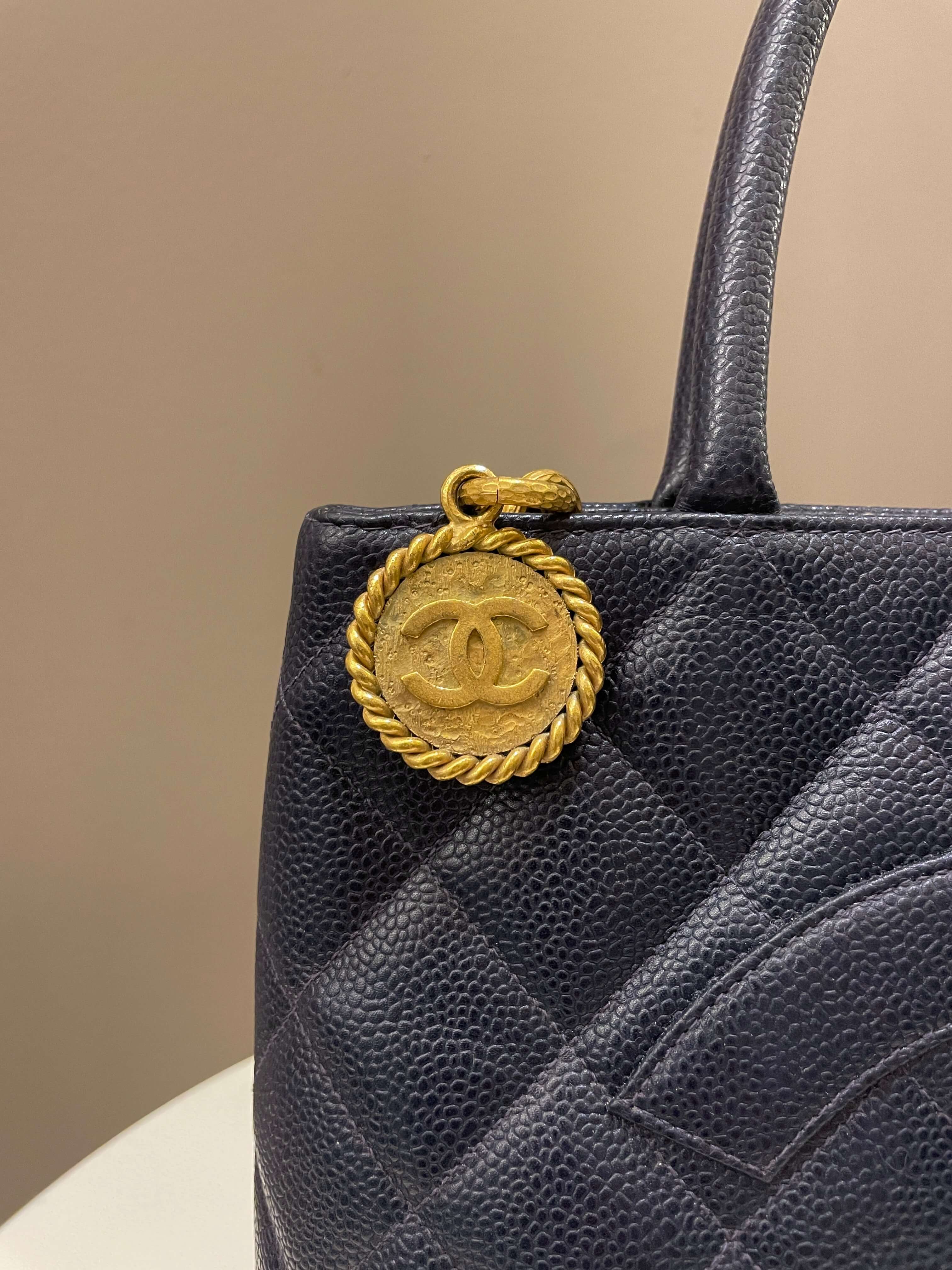Chanel Vintage Medallion Tote Navy Caviar – ＬＯＶＥＬＯＴＳＬＵＸＵＲＹ