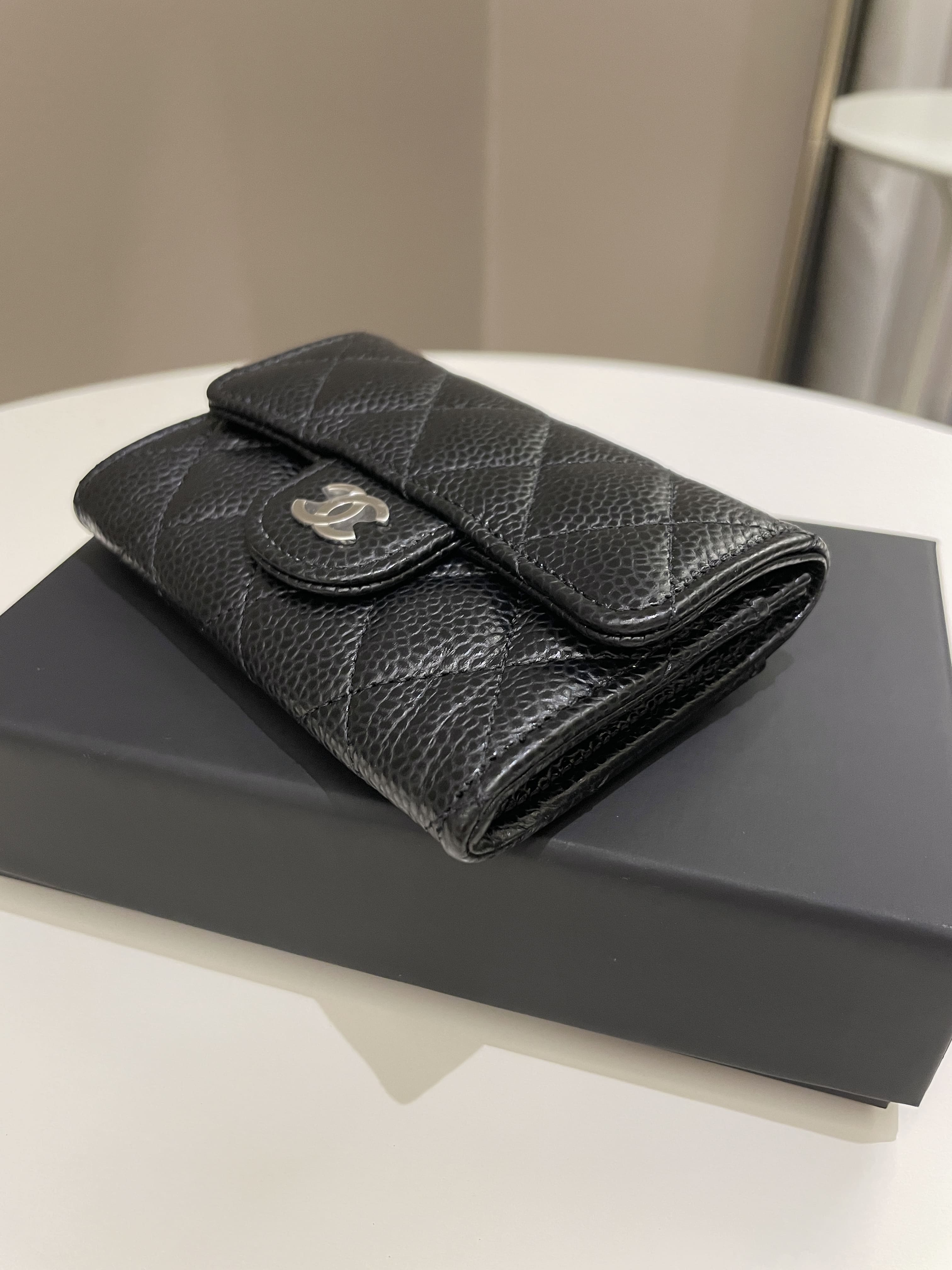 Chanel Classic Quilted Snap Card Holder Dark Beige Caviar – ＬＯＶＥＬＯＴＳＬＵＸＵＲＹ