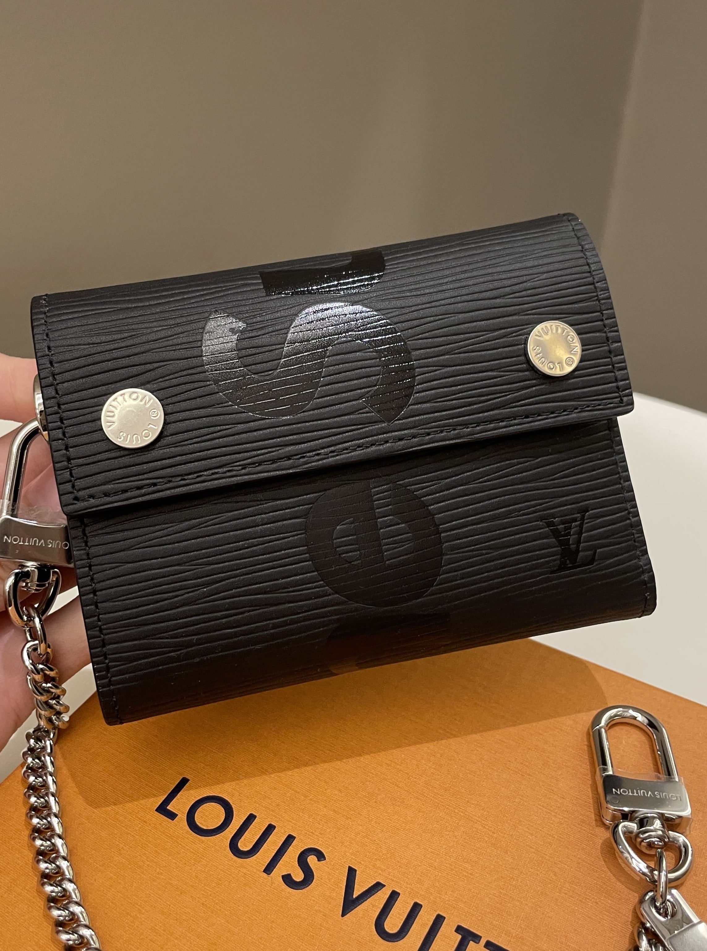 SUPREME Louis Vuitton X Supreme Chain Wallet Epi Black for Men