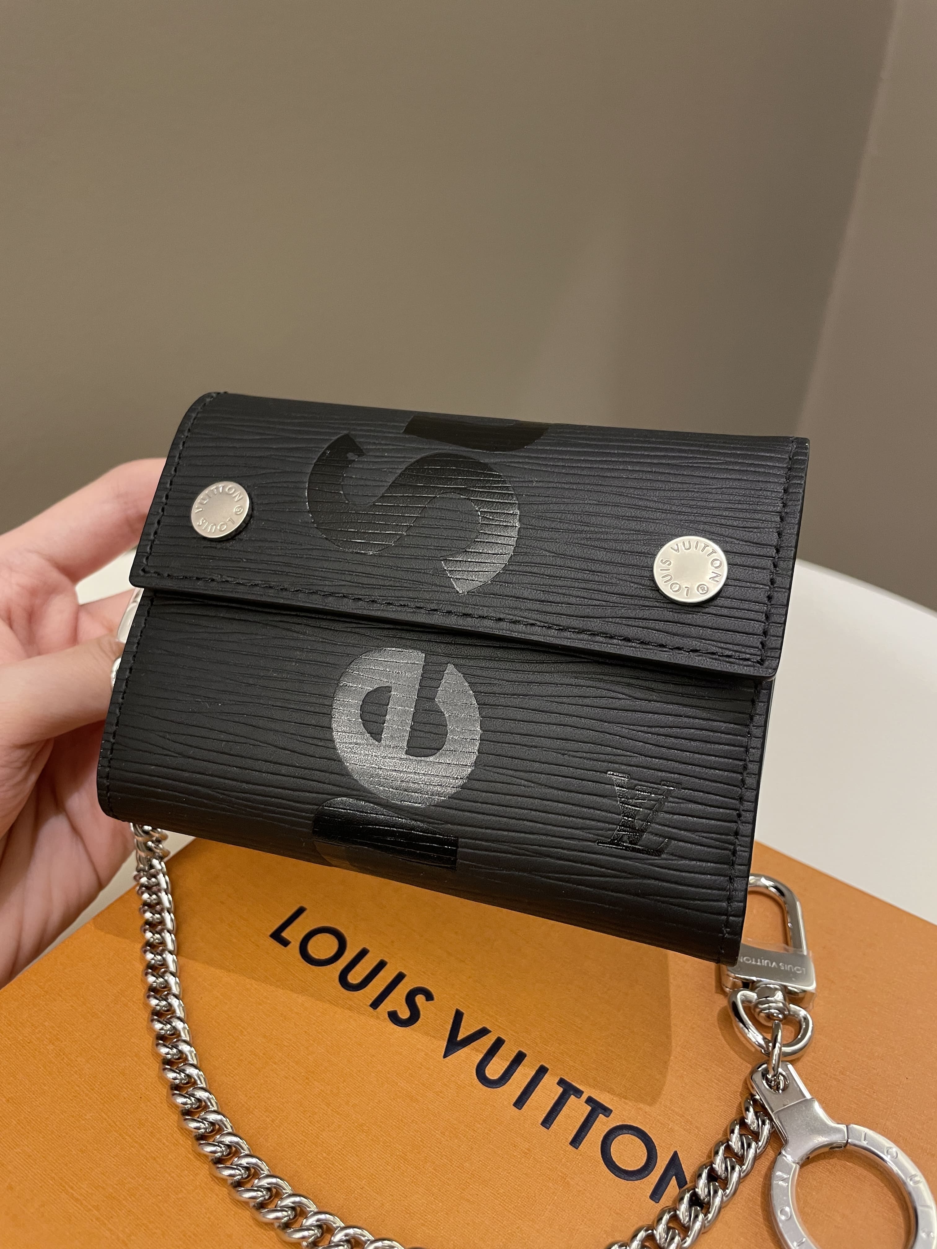 Louis Vuitton X Supreme Chain Compact Wallet Black Epi – ＬＯＶＥＬＯＴＳＬＵＸＵＲＹ
