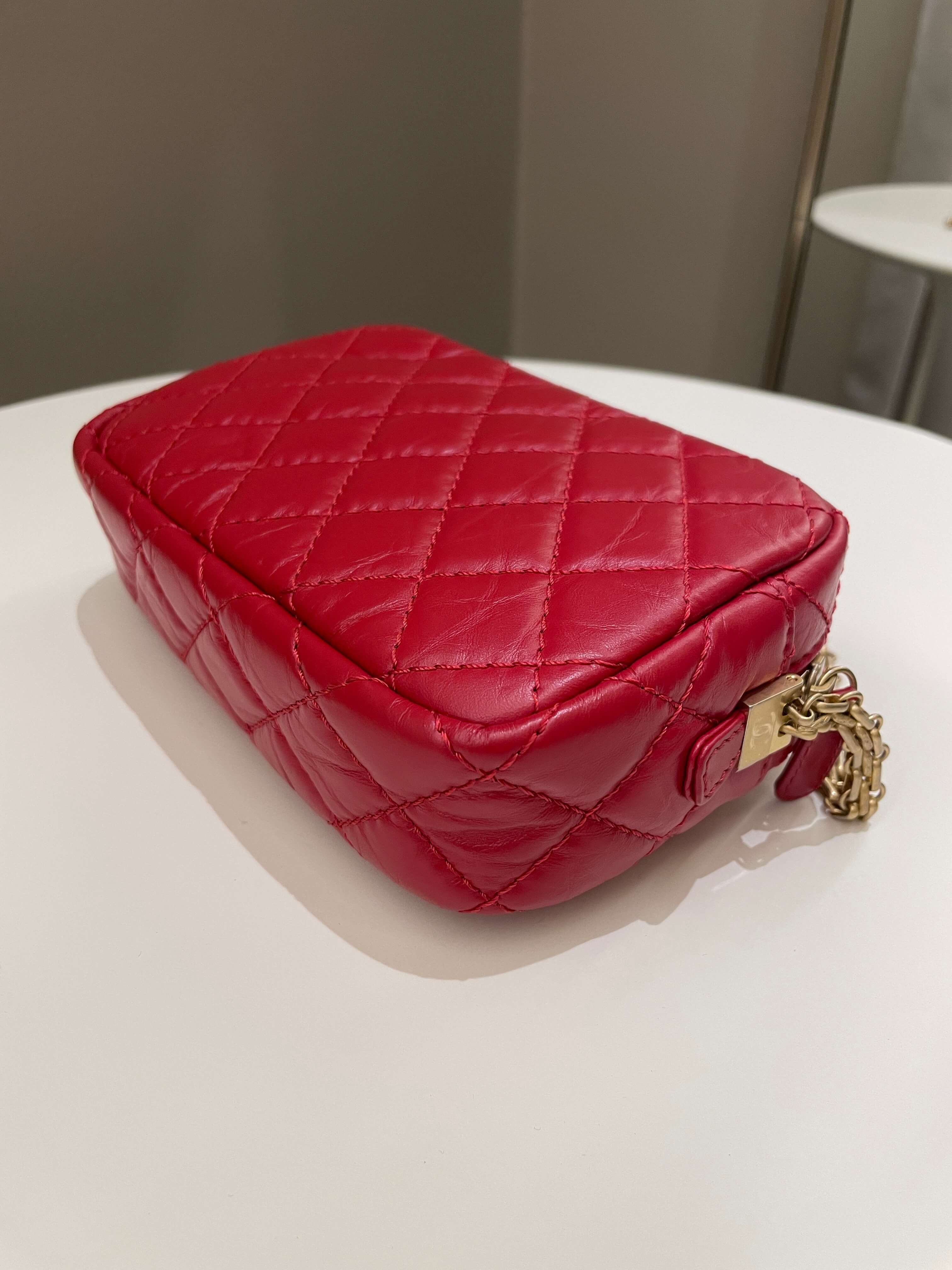 Chanel Quilted 2.55 Reissue Camera Bag Red Aged Calfskin – ＬＯＶＥＬＯＴＳＬＵＸＵＲＹ