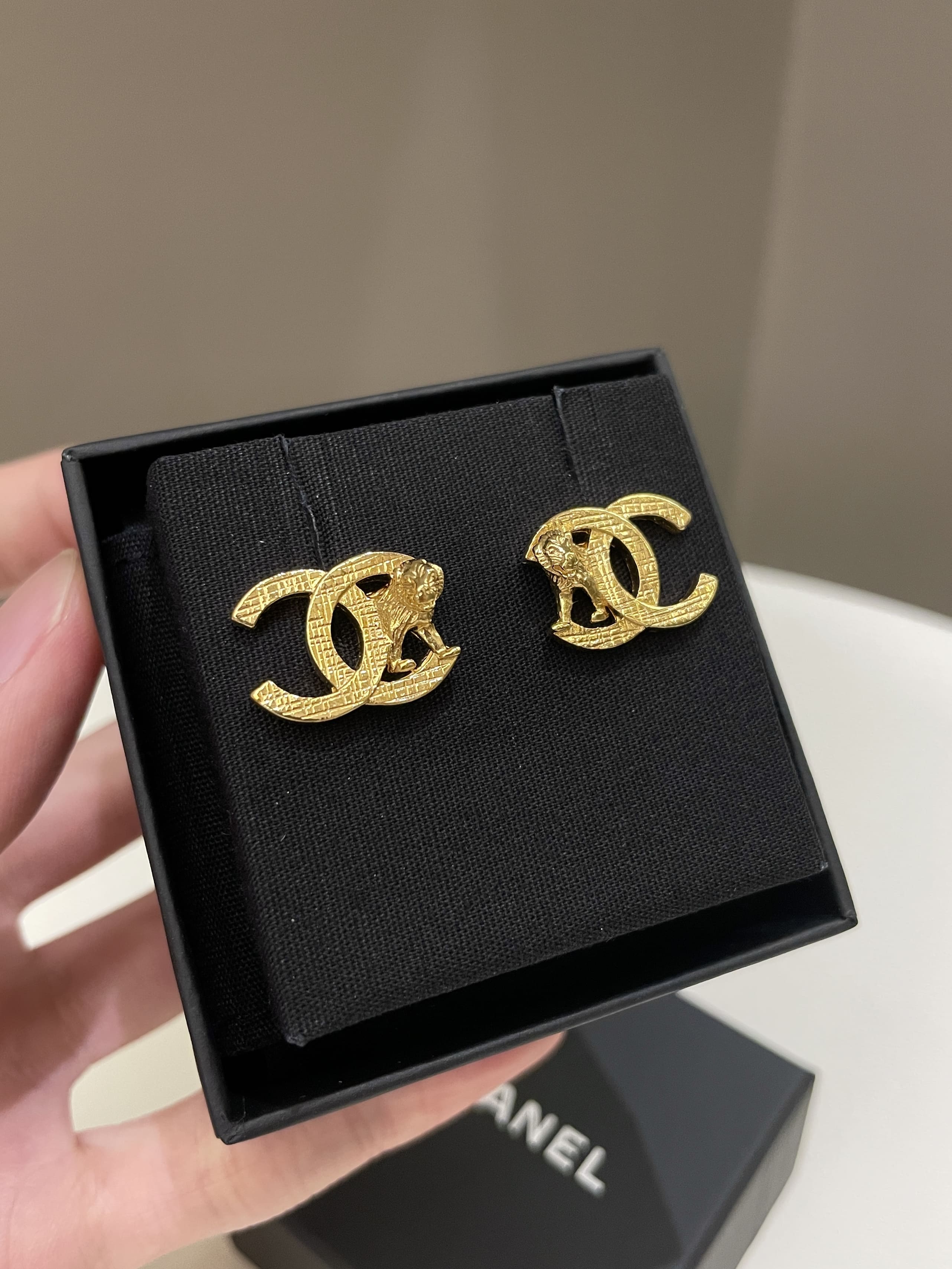 Chanel 22A Cc Lion Earring