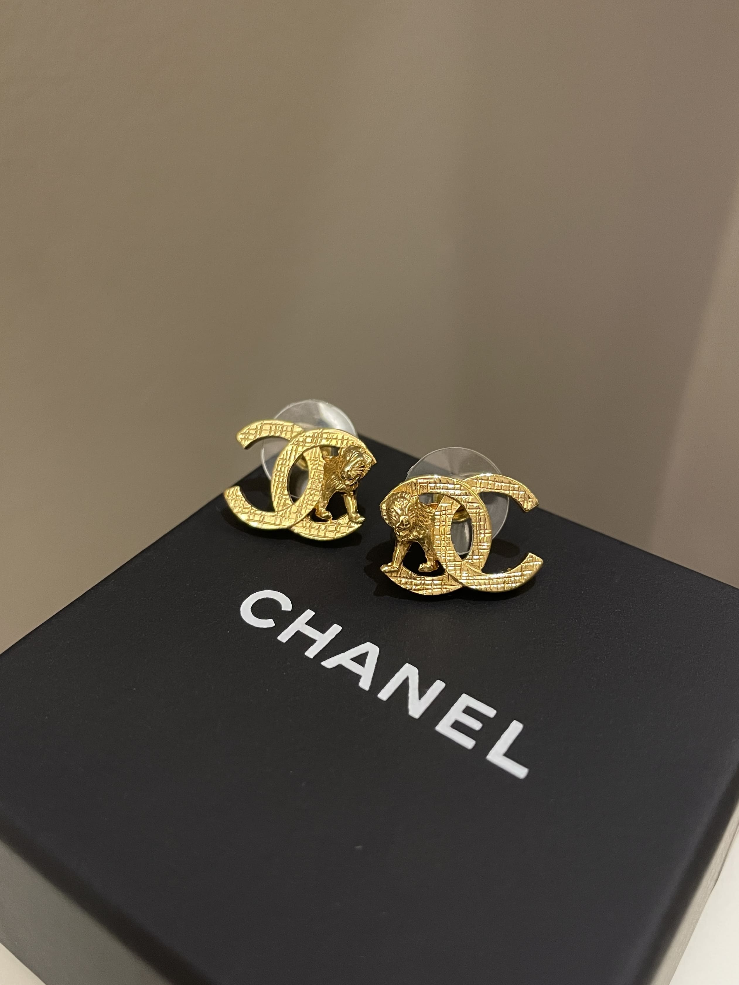 Chanel 22A Cc Lion Earring