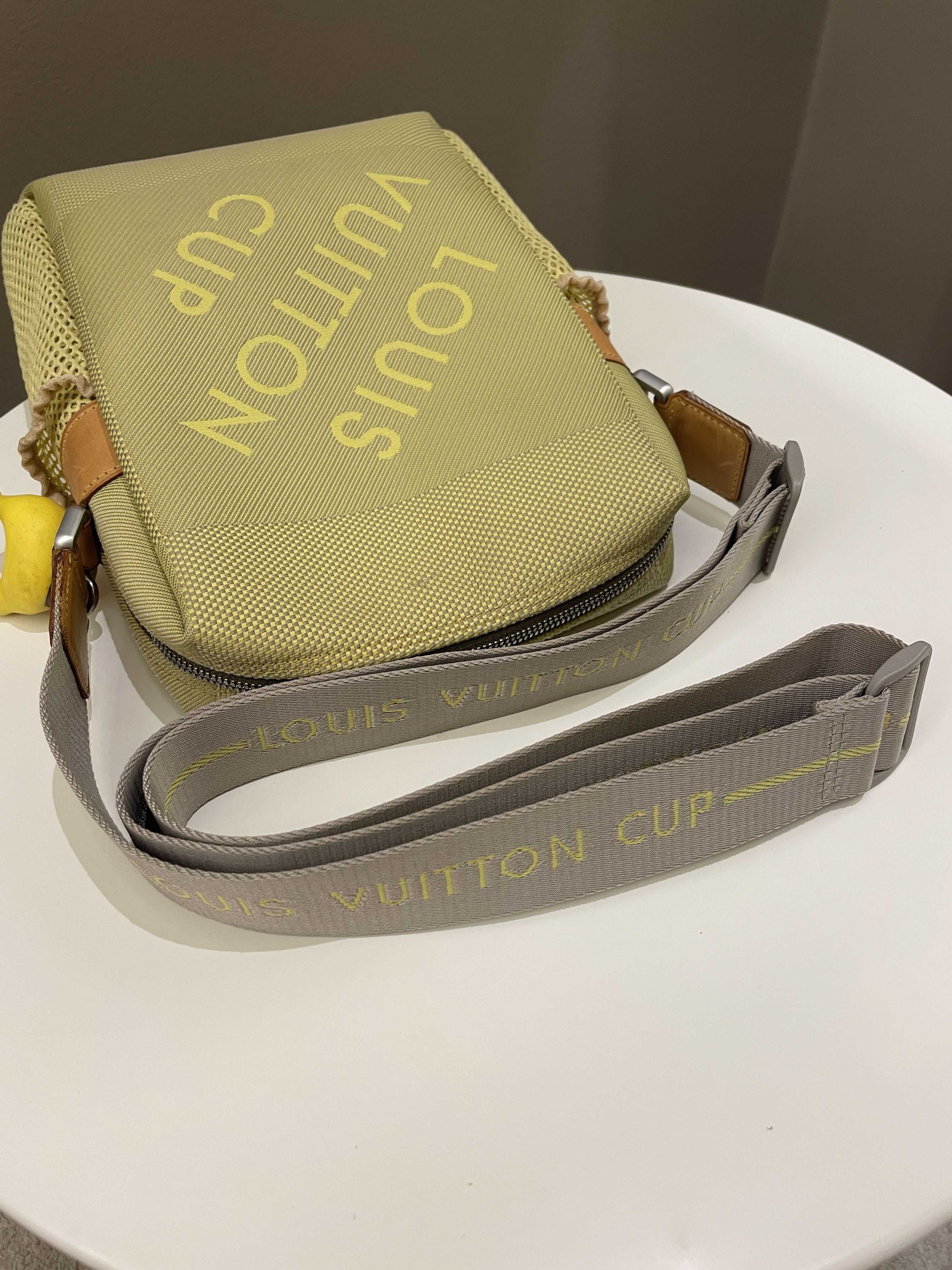 Cup Weatherly Louis Vuitton Shoulder bag
