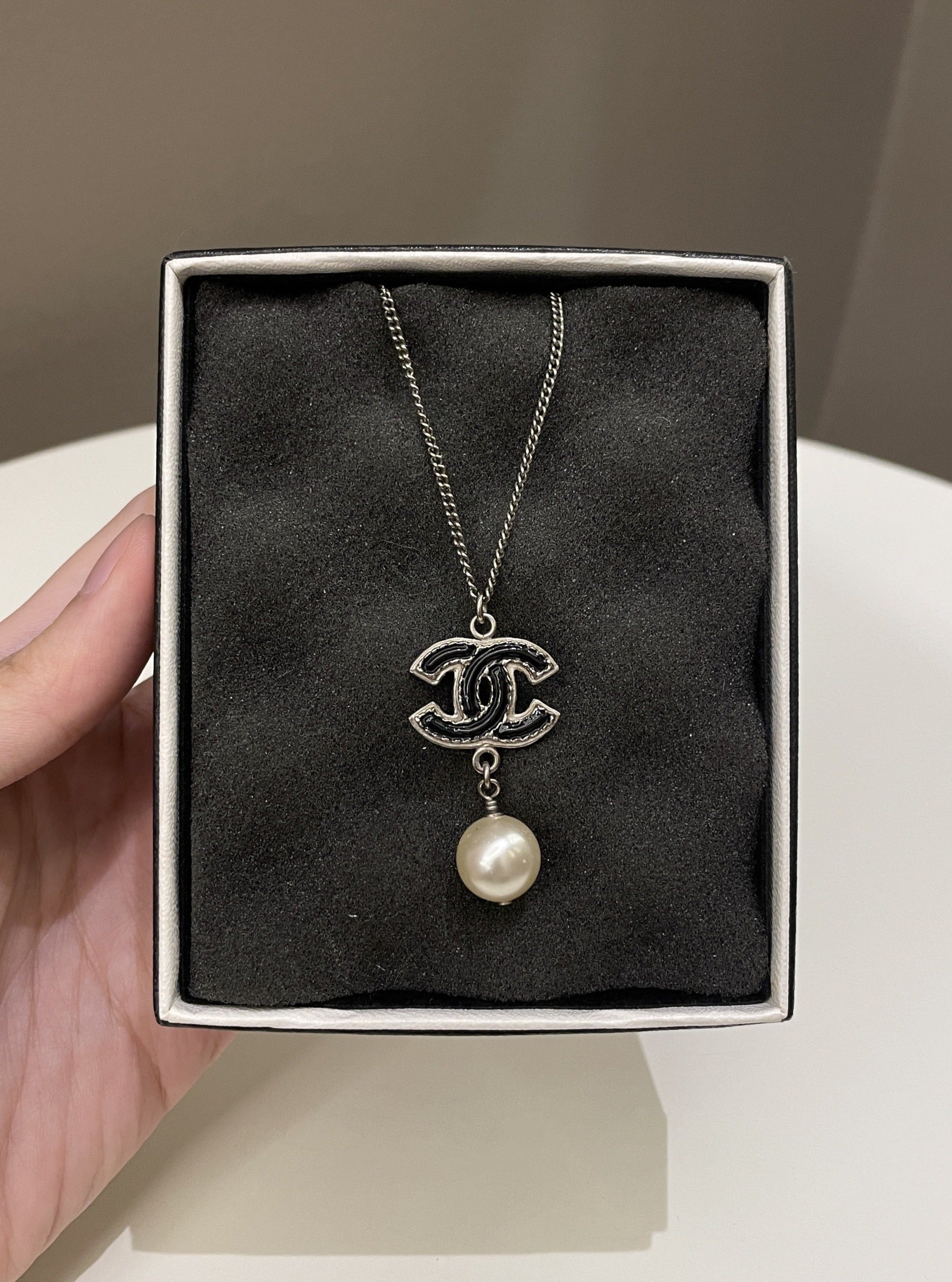 Chanel 14A Cc Pearl Drop Necklace Black / Ivory glass pearl