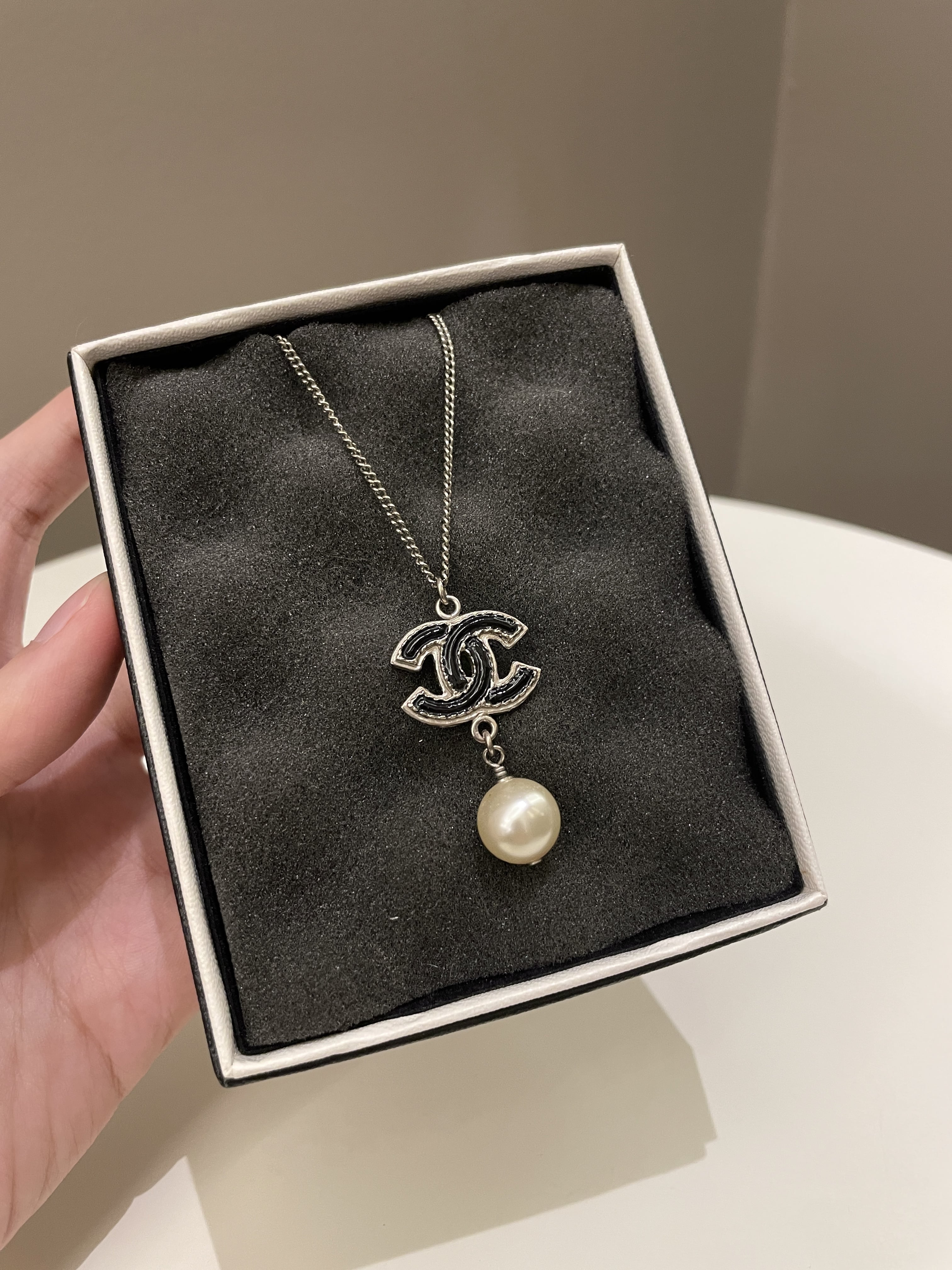 Chanel 14A Cc Pearl Drop Necklace Black / Ivory glass pearl – ＬＯＶＥＬＯＴＳＬＵＸＵＲＹ