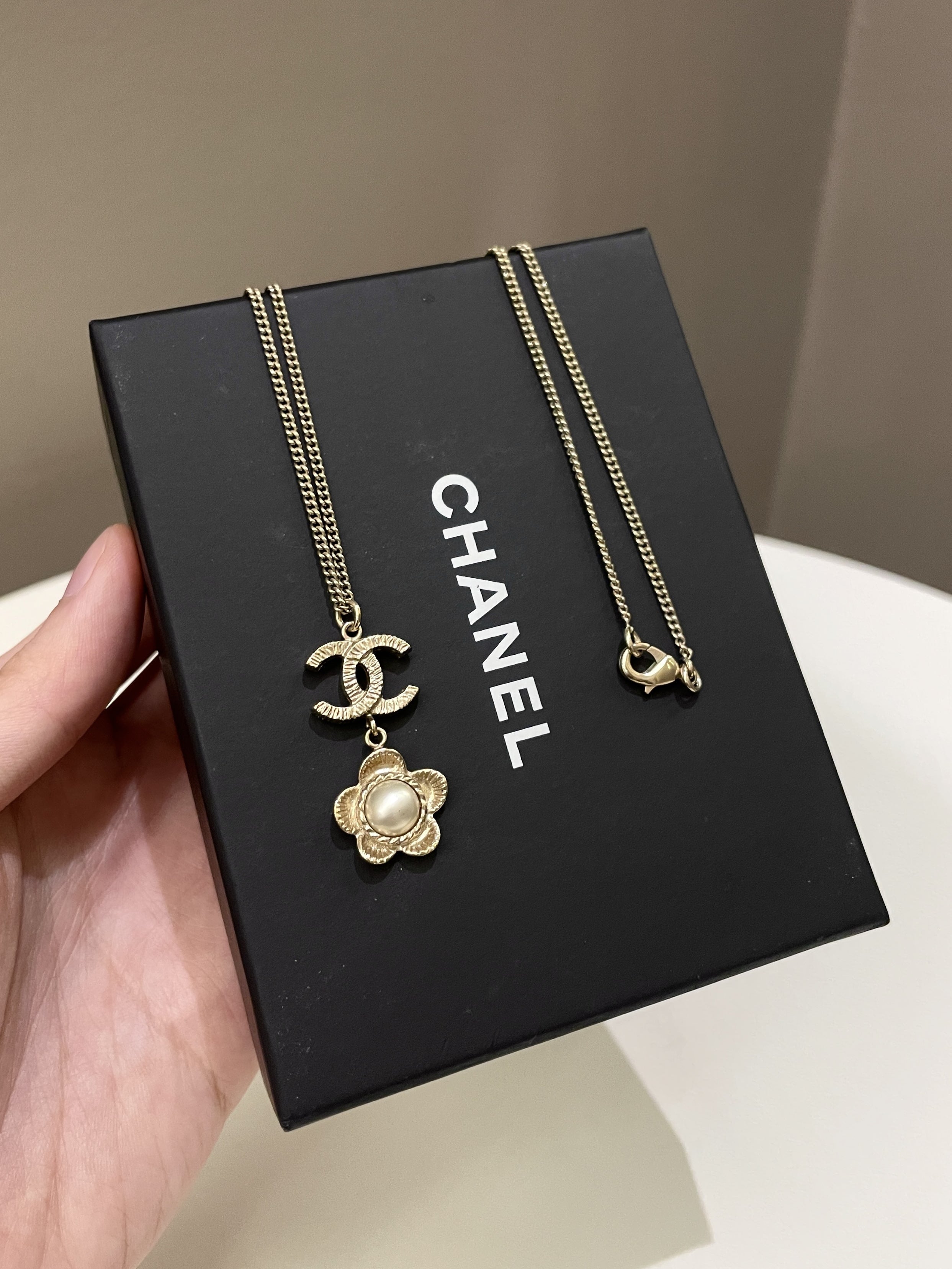 Chanel 16C Cc Floral Pearl Necklace Ivory glass pearl – ＬＯＶＥＬＯＴＳＬＵＸＵＲＹ