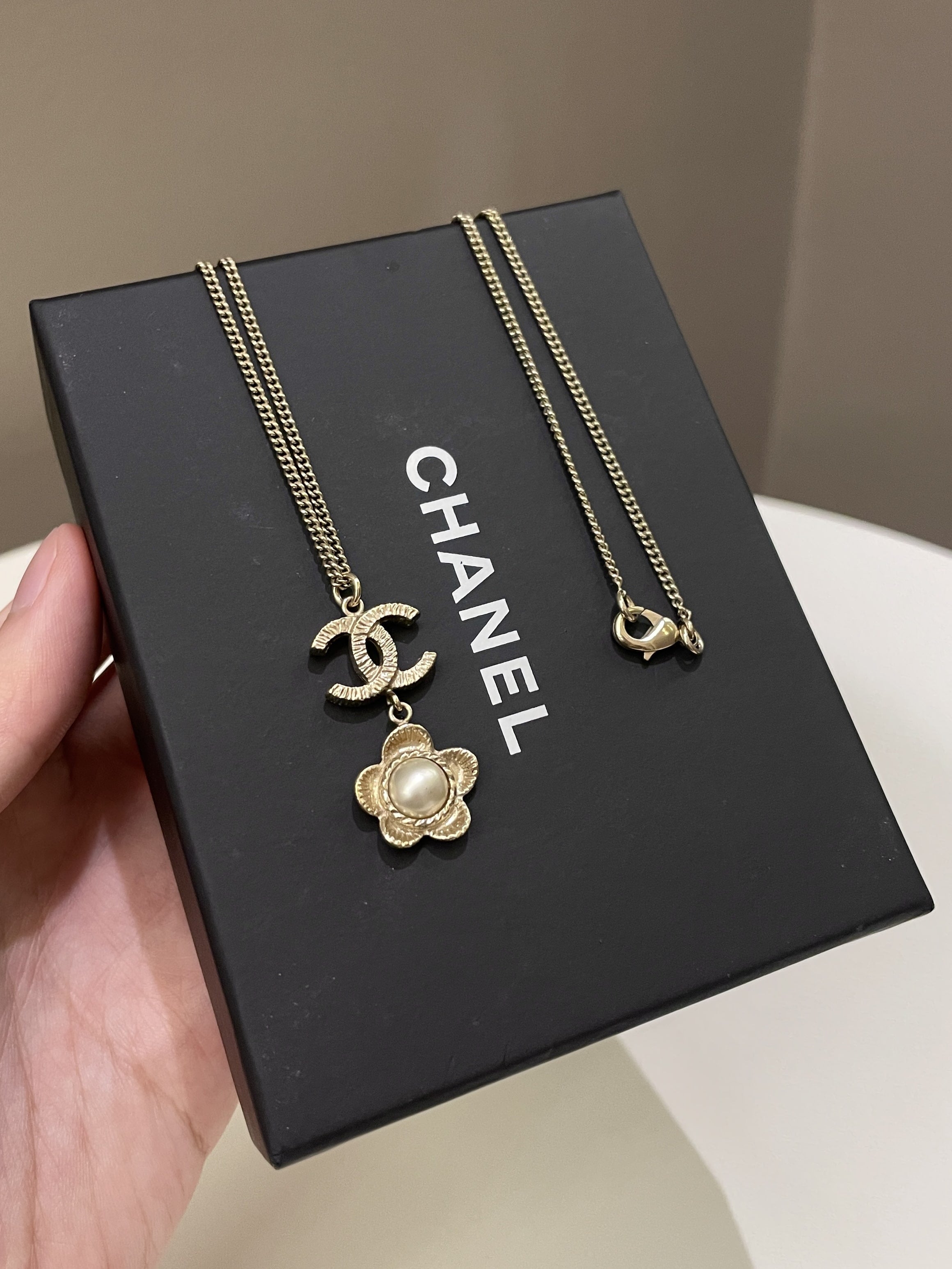 Chanel 16C Cc Floral Pearl Necklace Ivory glass pearl – ＬＯＶＥＬＯＴＳＬＵＸＵＲＹ