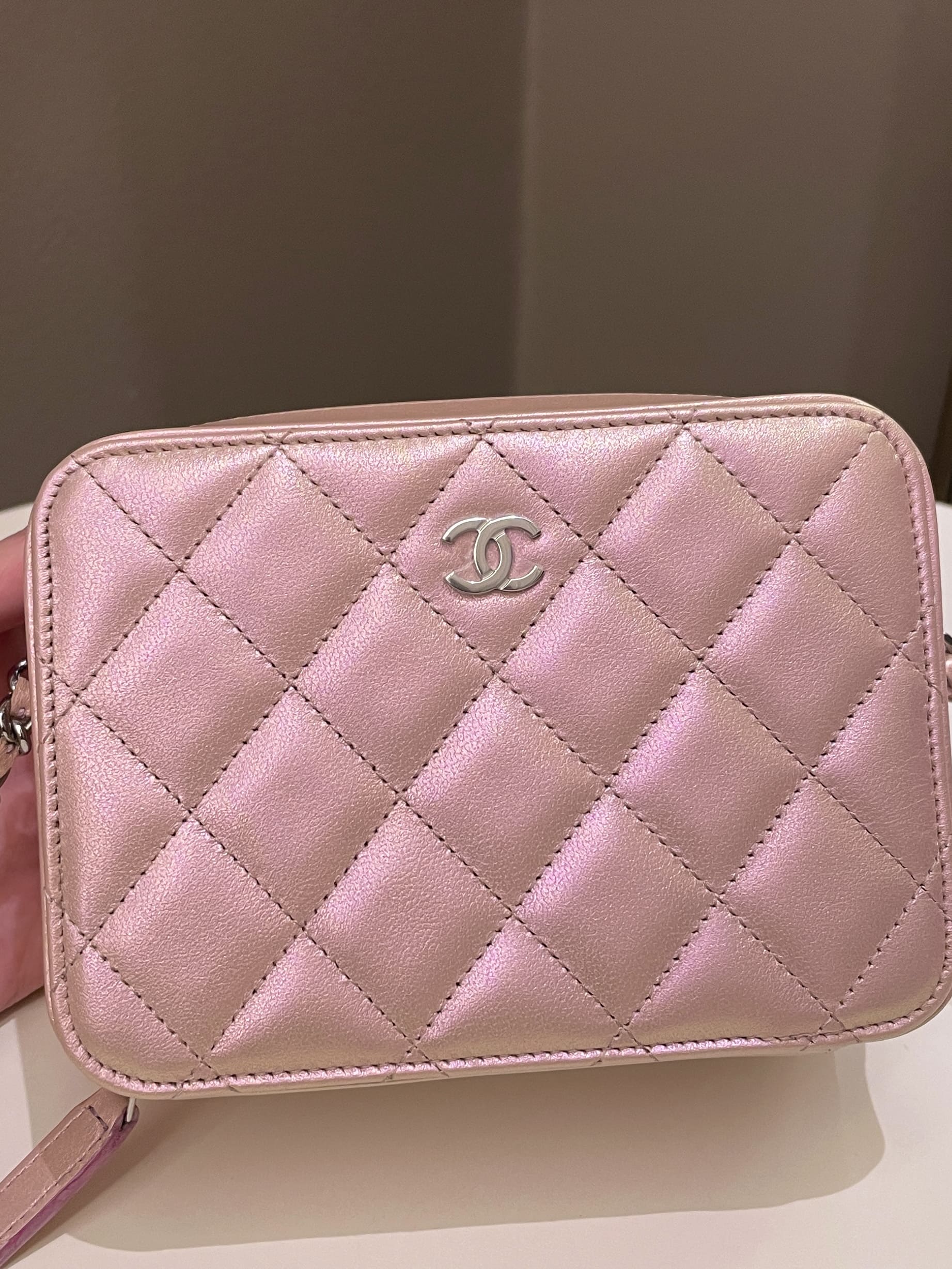 Chanel 21K Quilted Camera Sling Bag Iridescent Pink Calfskin –  ＬＯＶＥＬＯＴＳＬＵＸＵＲＹ