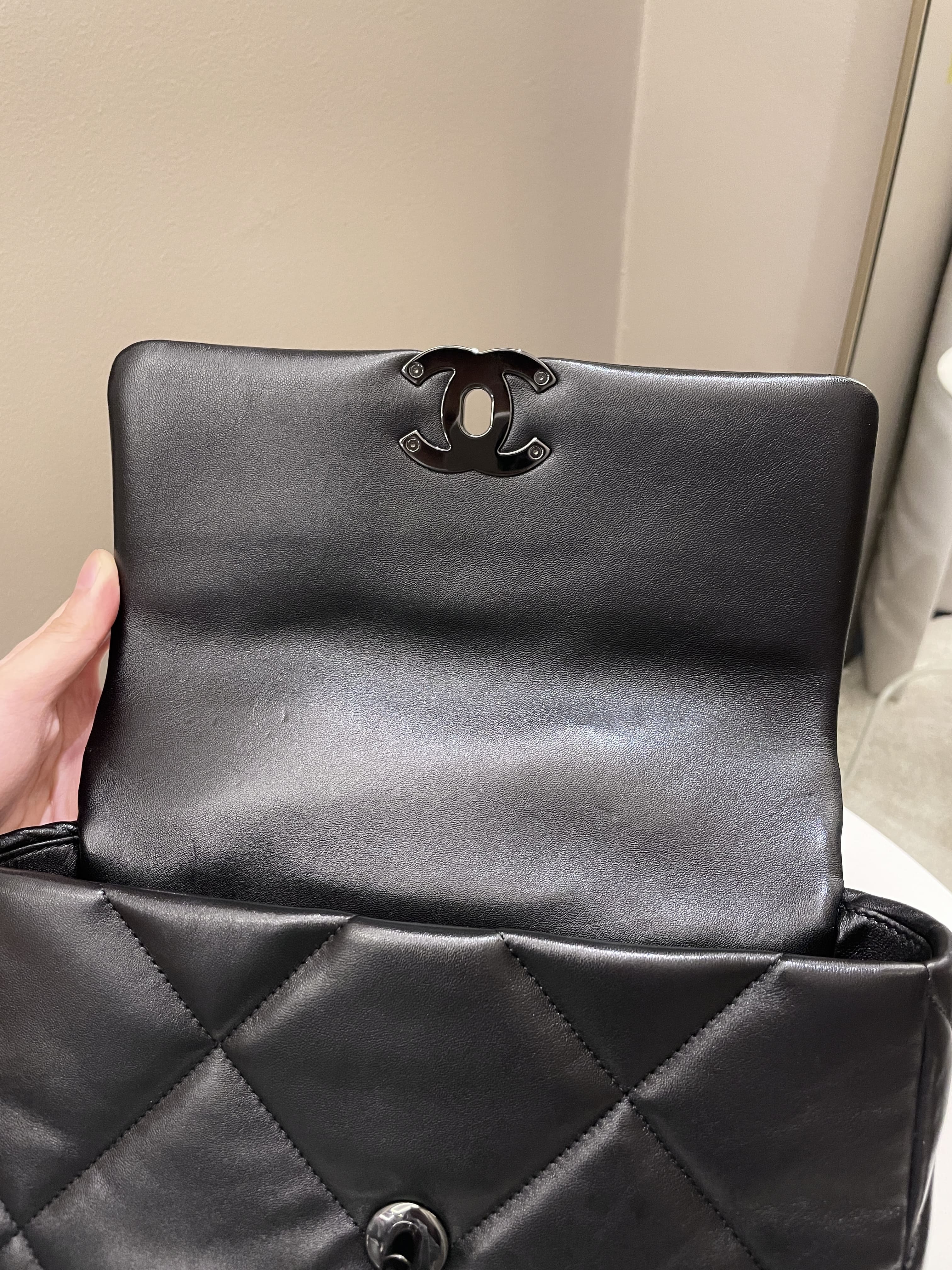 Chanel 19 Flap Bag So Black – ＬＯＶＥＬＯＴＳＬＵＸＵＲＹ