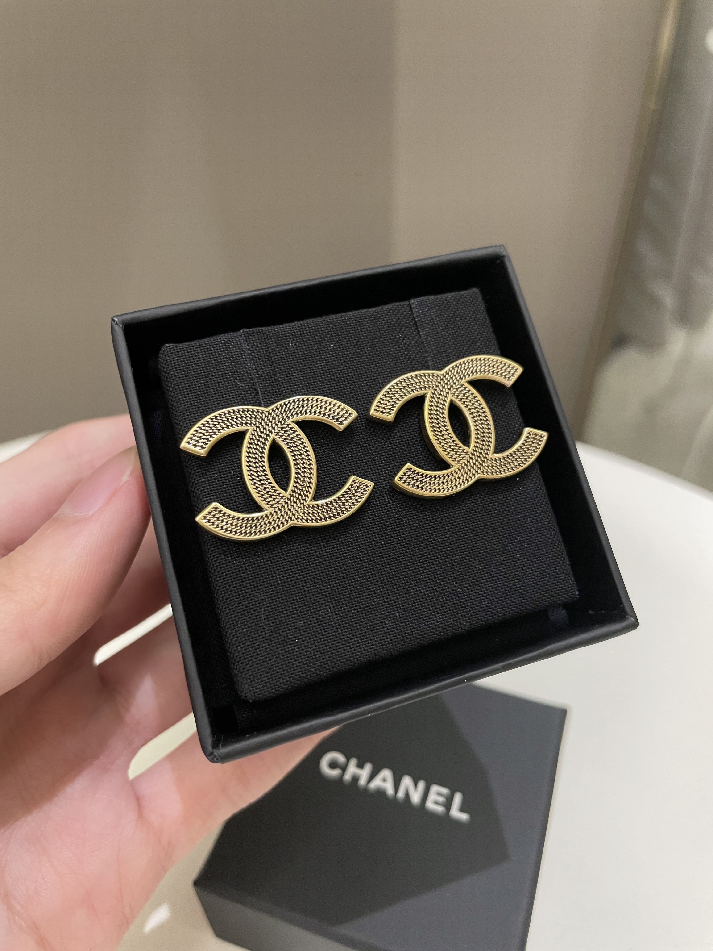 Chanel 18B Classic CC Earrings
Age Gold Hardware