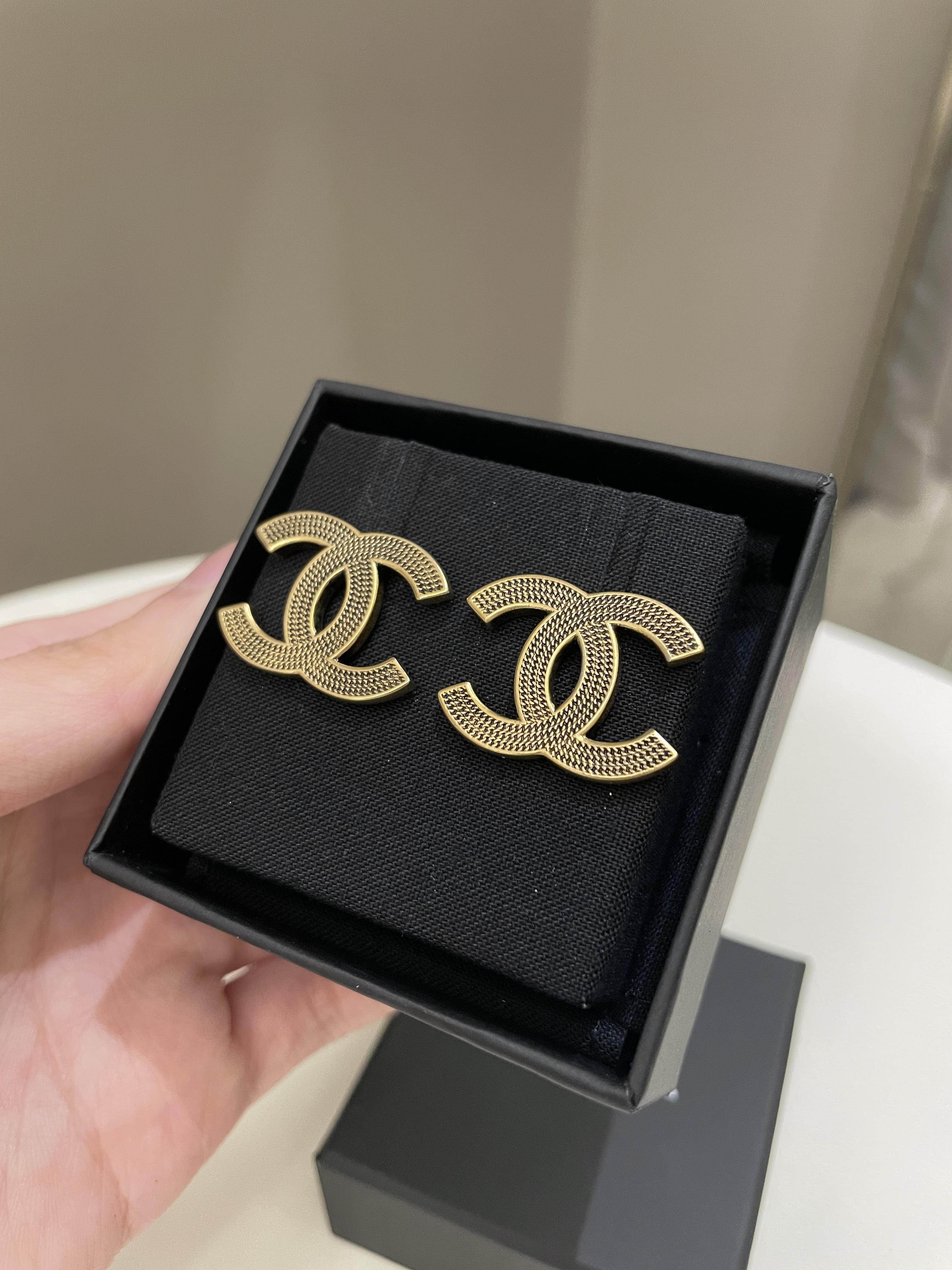 Chanel 18B Classic CC Earrings
Age Gold Hardware