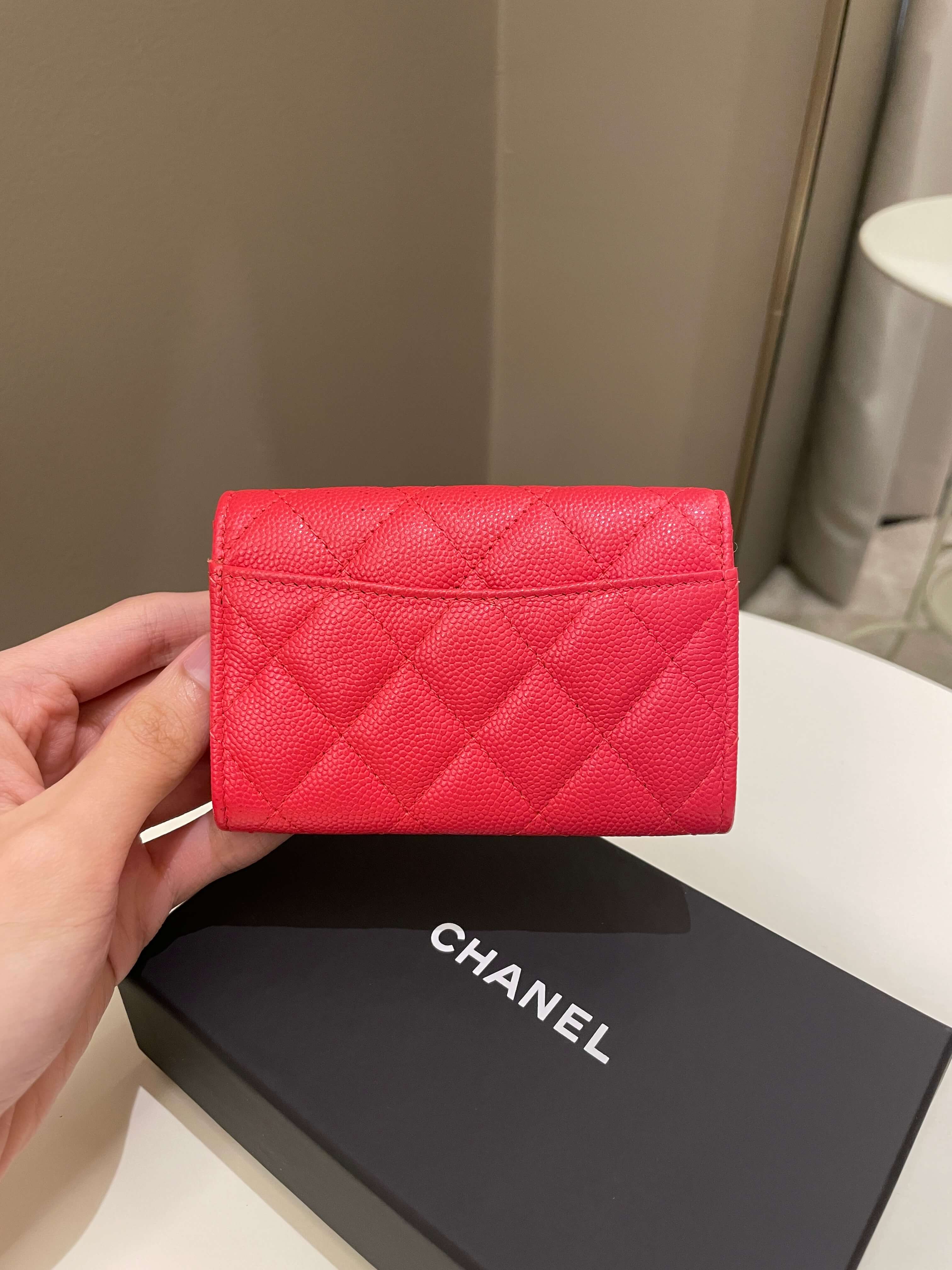 Chanel Classic Quilted Snap Card Holder Red Coral Caviar – ＬＯＶＥＬＯＴＳＬＵＸＵＲＹ