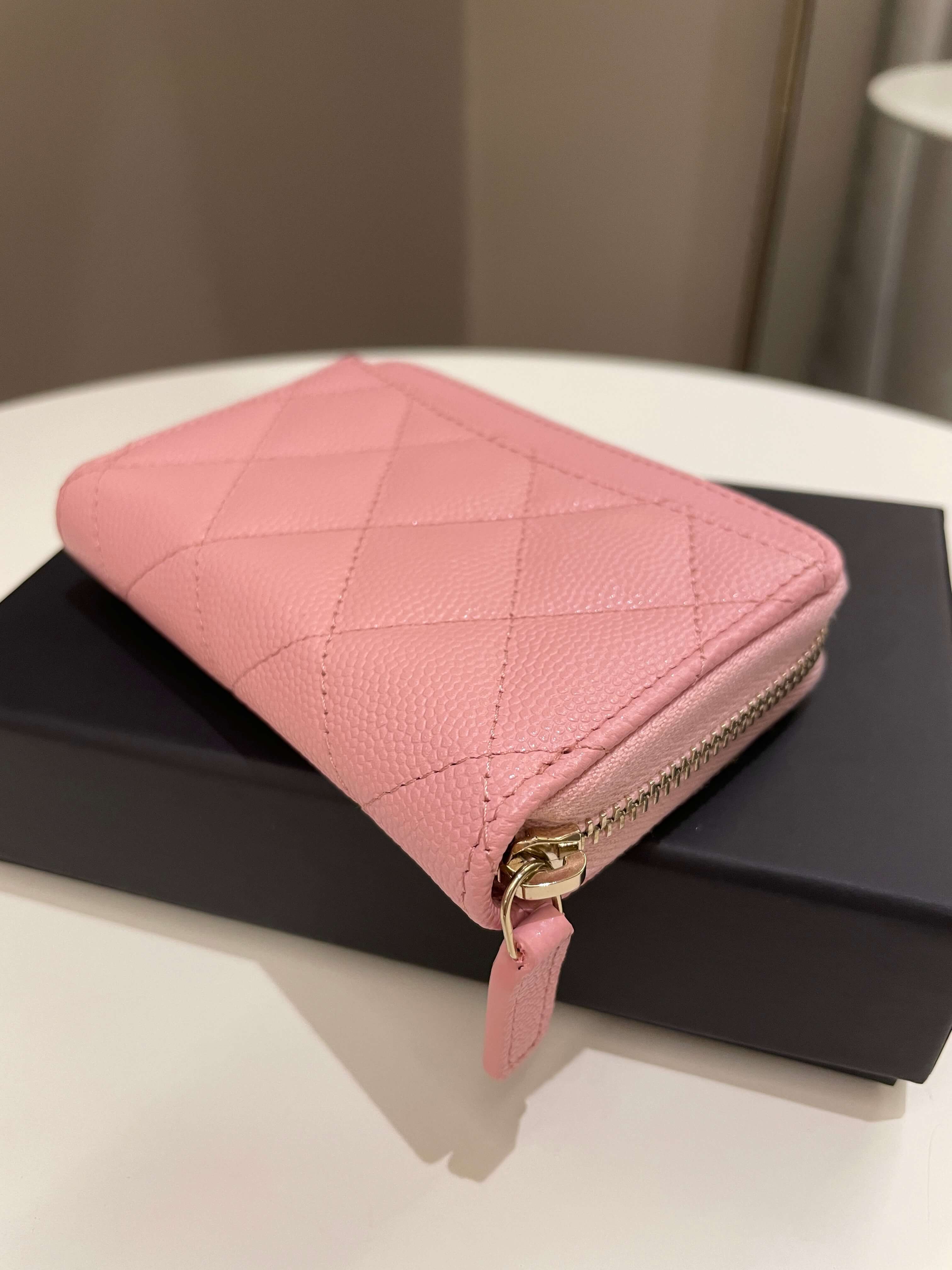 Chanel 23S Crystals Cc Quilted Flat Card Holder Light Pink Caviar –  ＬＯＶＥＬＯＴＳＬＵＸＵＲＹ
