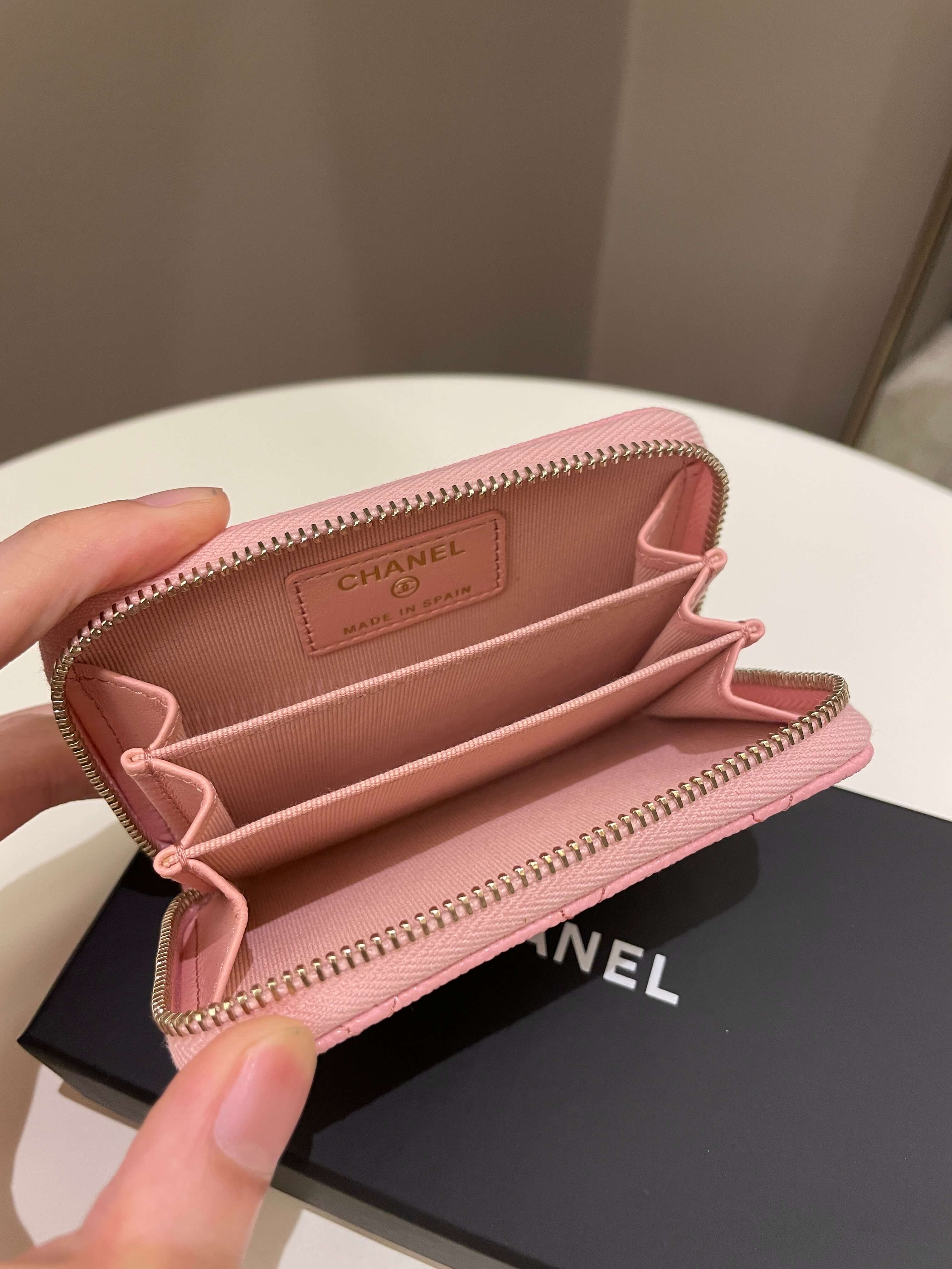 Chanel 23S Crystals Cc Quilted Flat Card Holder Light Pink Caviar –  ＬＯＶＥＬＯＴＳＬＵＸＵＲＹ