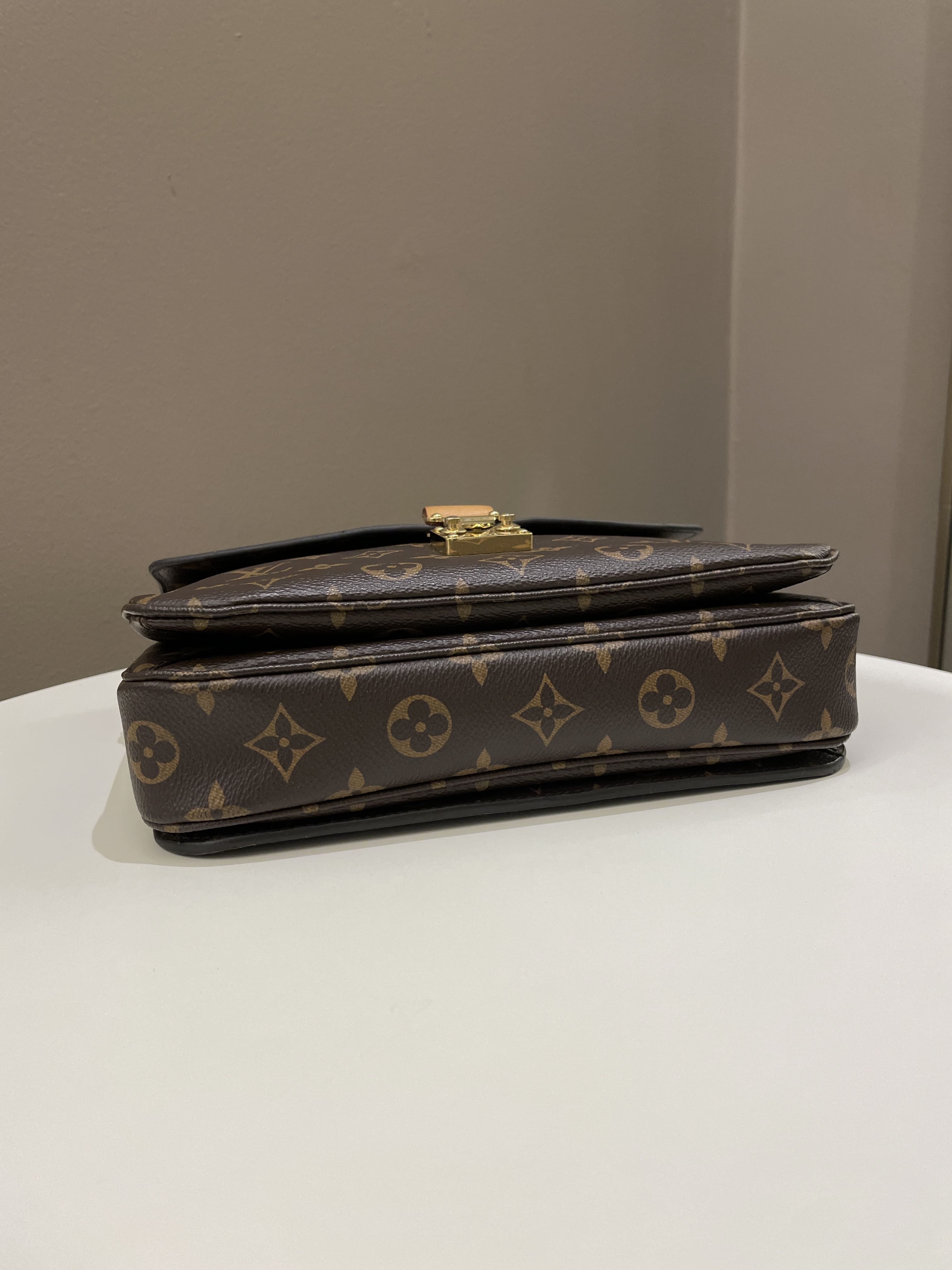 Louis Vuitton Pochette Metis with Leopard Bandeau Bow #louisvuitton  #pochettemetis #hermes #oransandals