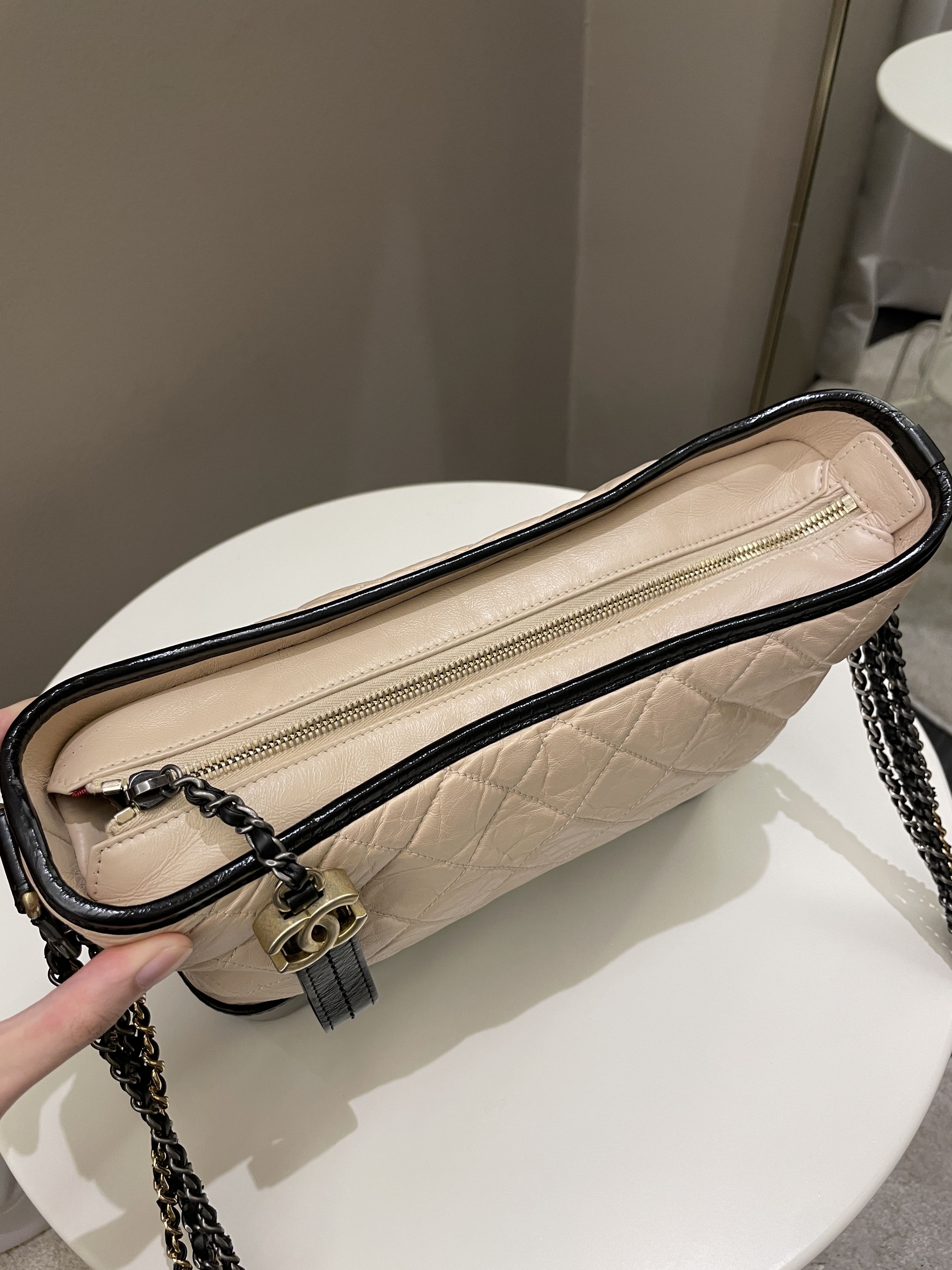 Small Gabrielle Hobo Quilted Beige Aged Calfskin ———————————————————————⁣⁣  Price 3588USD / 5600AUD / 4900CAD / 4888SGD / 2699
