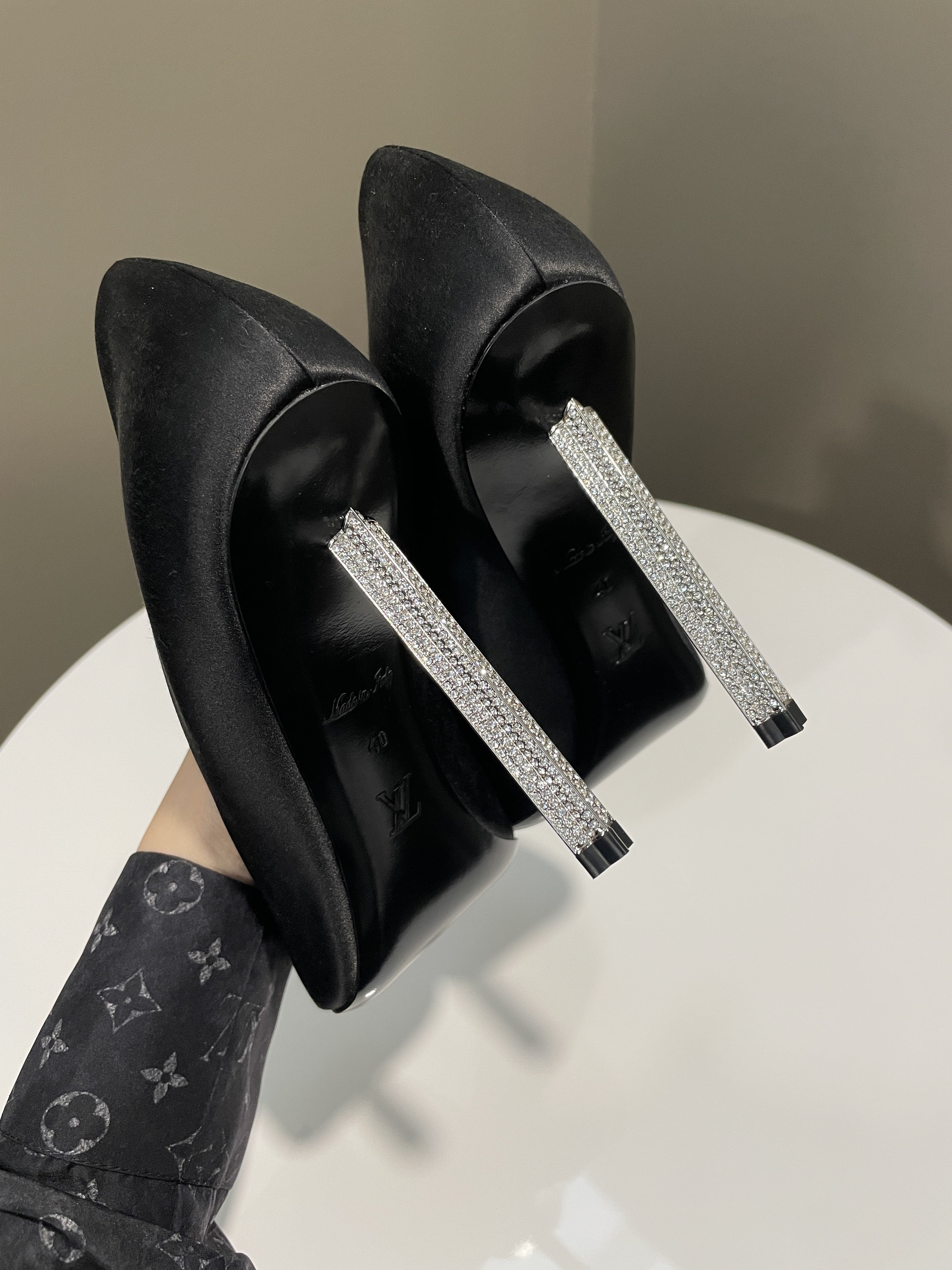 Louis Vuitton Diva Diamanté Heel Pump Black Satin / Rhinestones Size 40