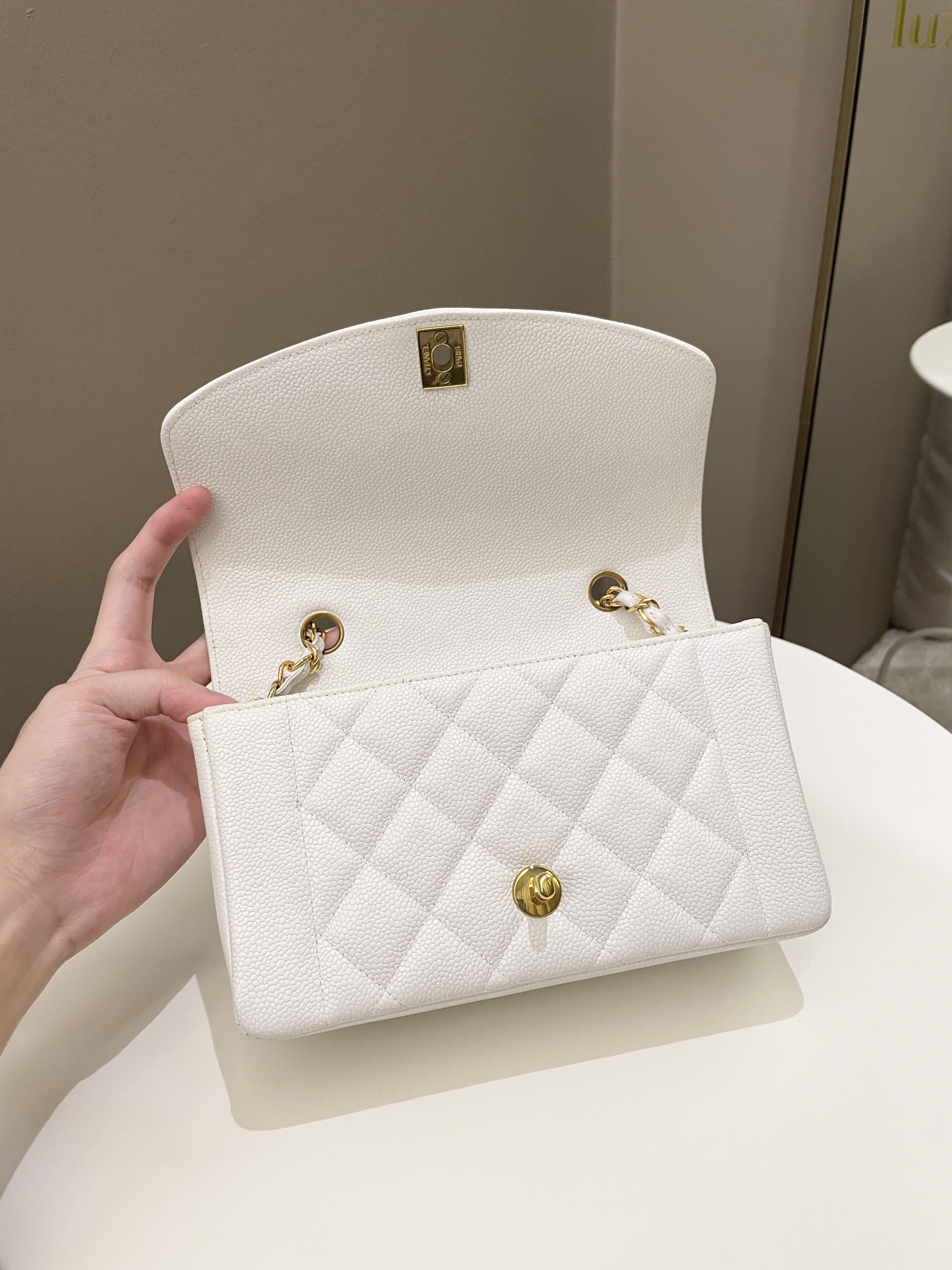 Chanel Vintage Quilted Diana Flap Bag White Caviar – ＬＯＶＥＬＯＴＳＬＵＸＵＲＹ