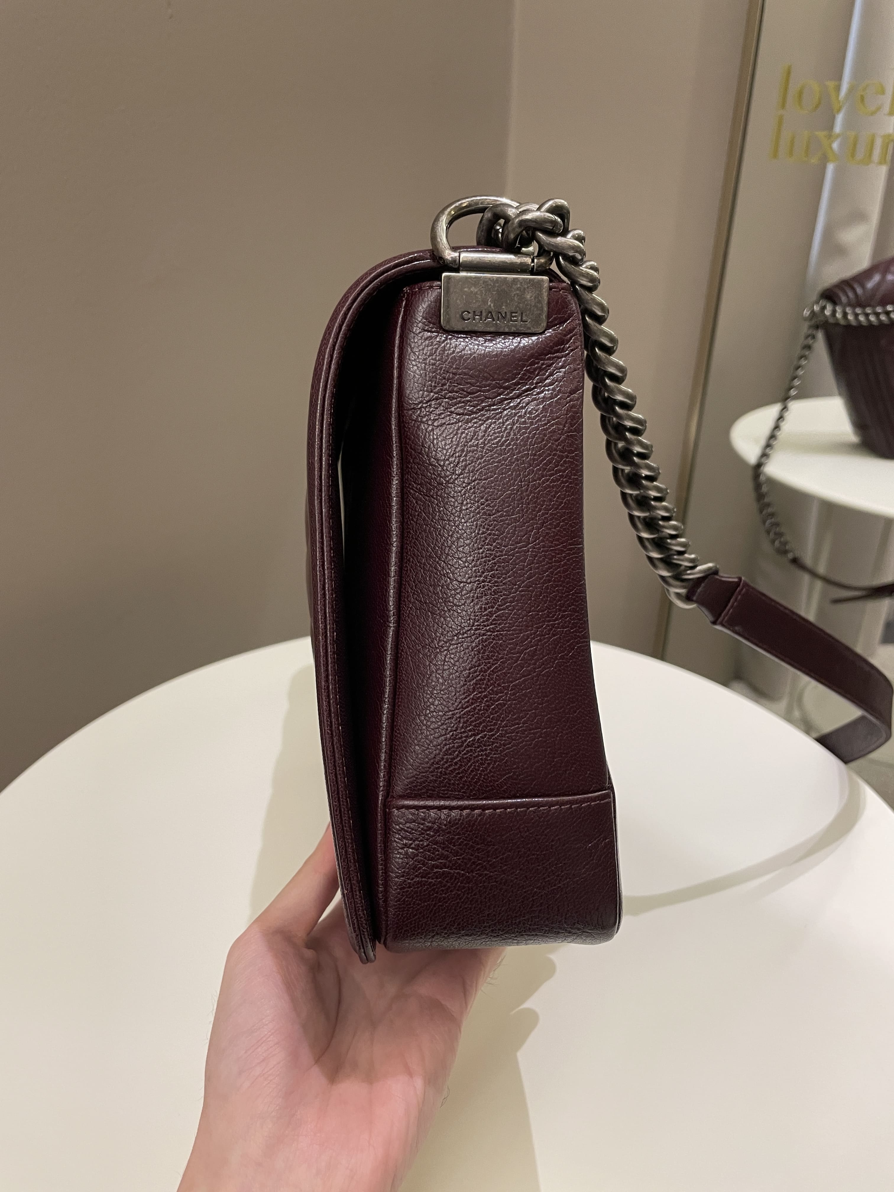 Deaville Burgundy Colour Tote bag in Grained Calfskin and gold-tone metal.  Chanel 2019 - 2020., Handbags and Accessories Online, Ecommerce Retail
