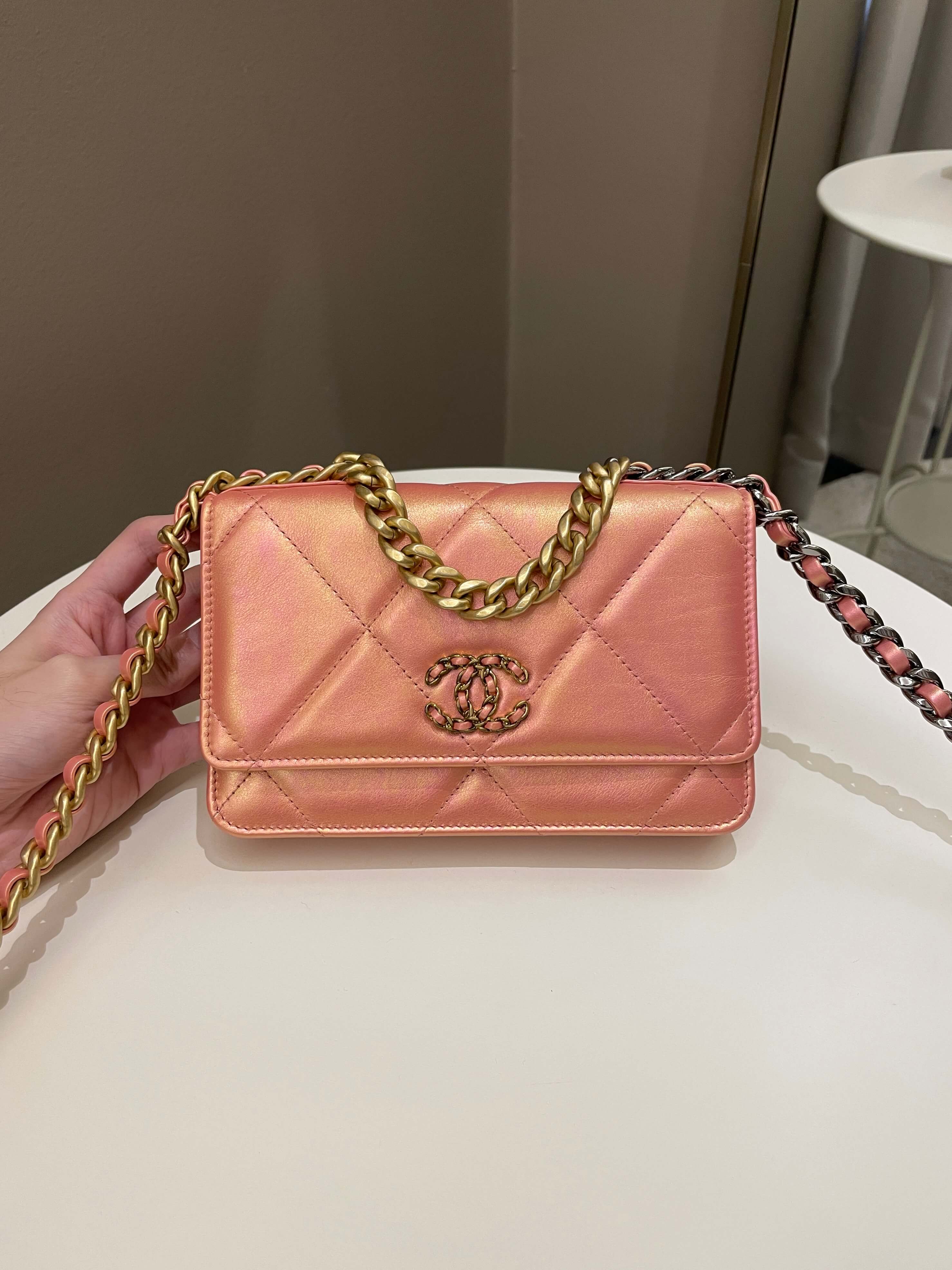 Chanel 19 Wallet On Chain Coral Iridescent – ＬＯＶＥＬＯＴＳＬＵＸＵＲＹ