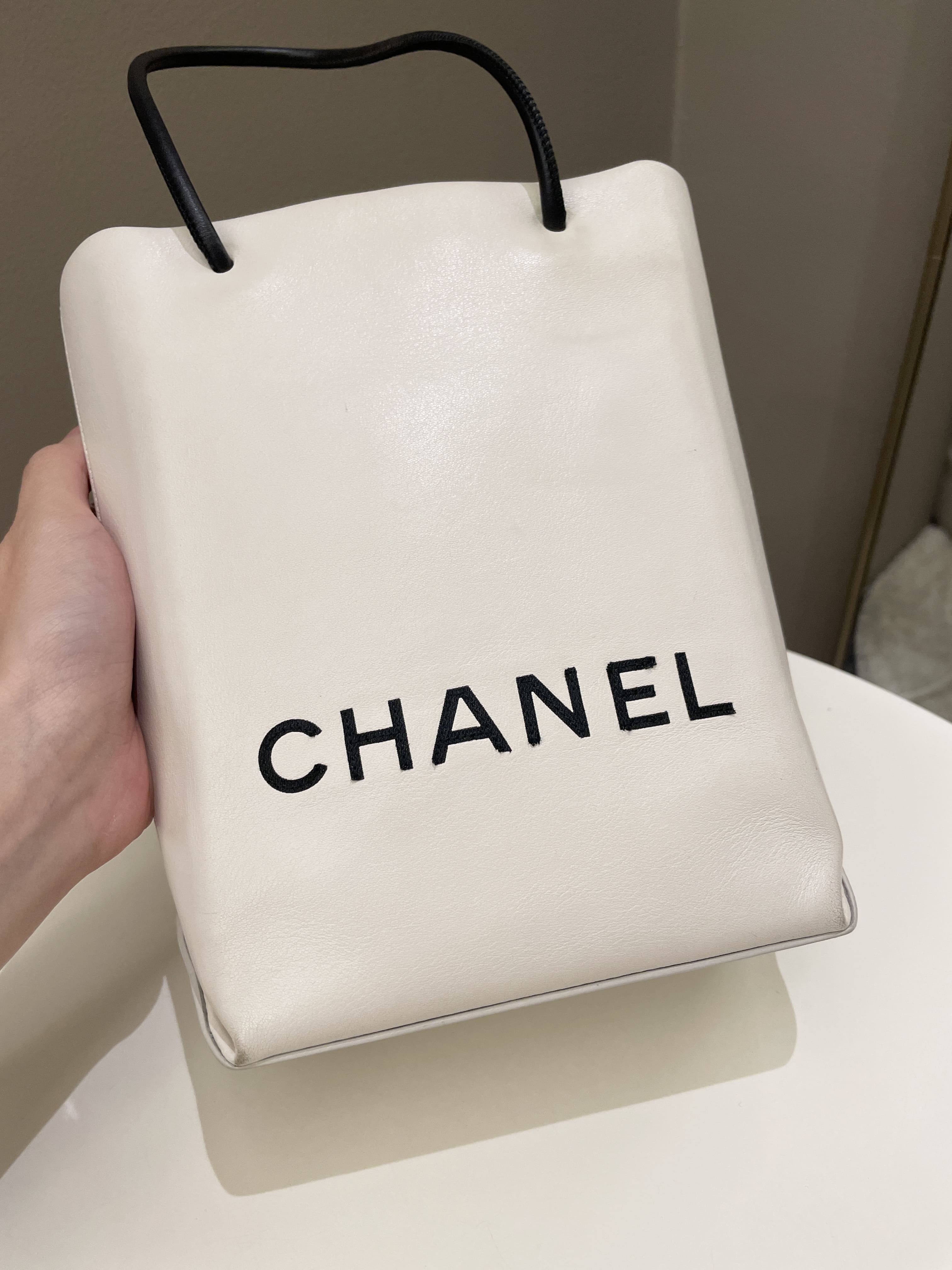 Chanel Vertical Shopping Bag Ivory / Black Calfskin – ＬＯＶＥＬＯＴＳＬＵＸＵＲＹ