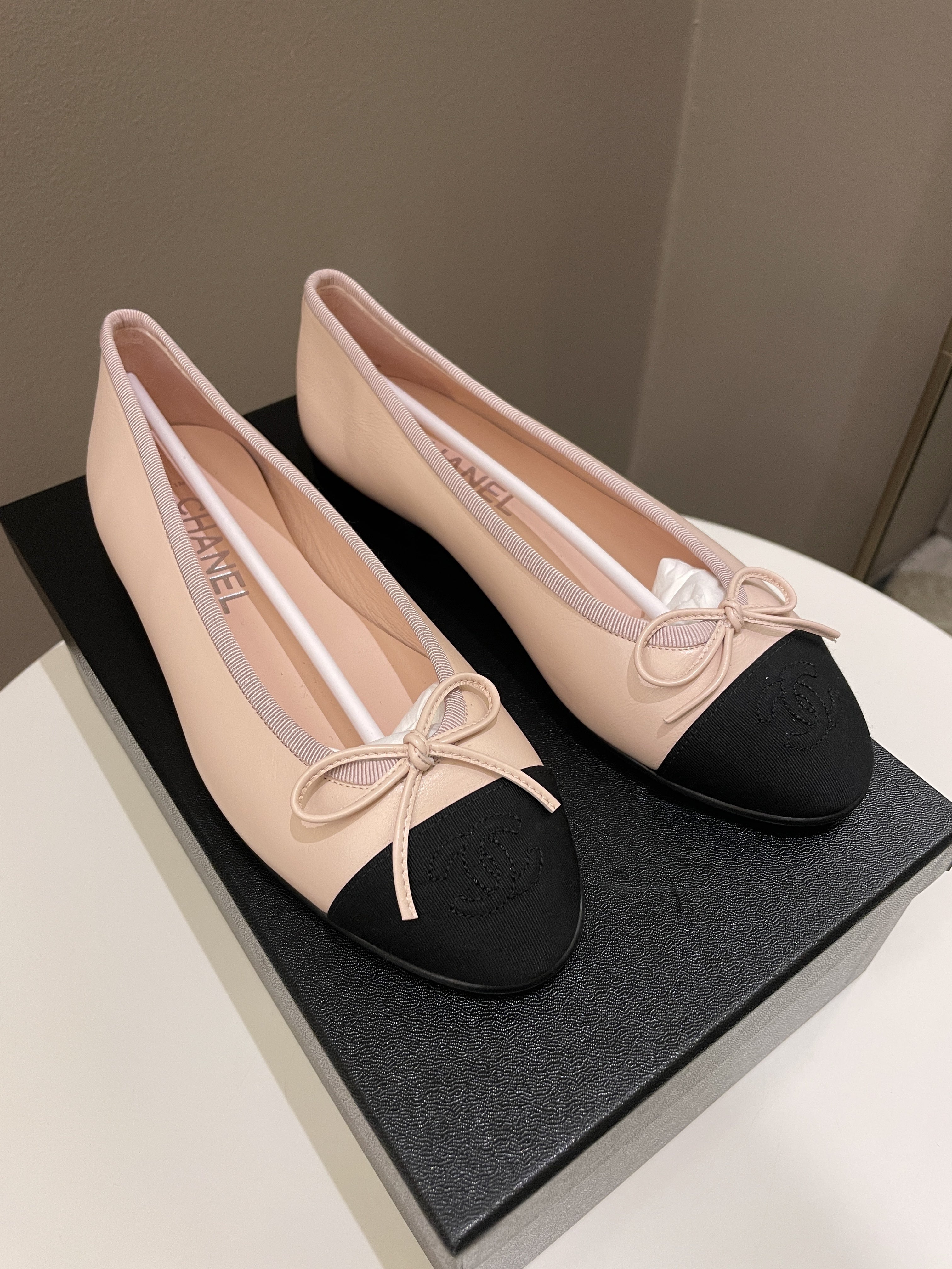 Chanel Classic Ballerina Flats 
Blush / Black Size 36
