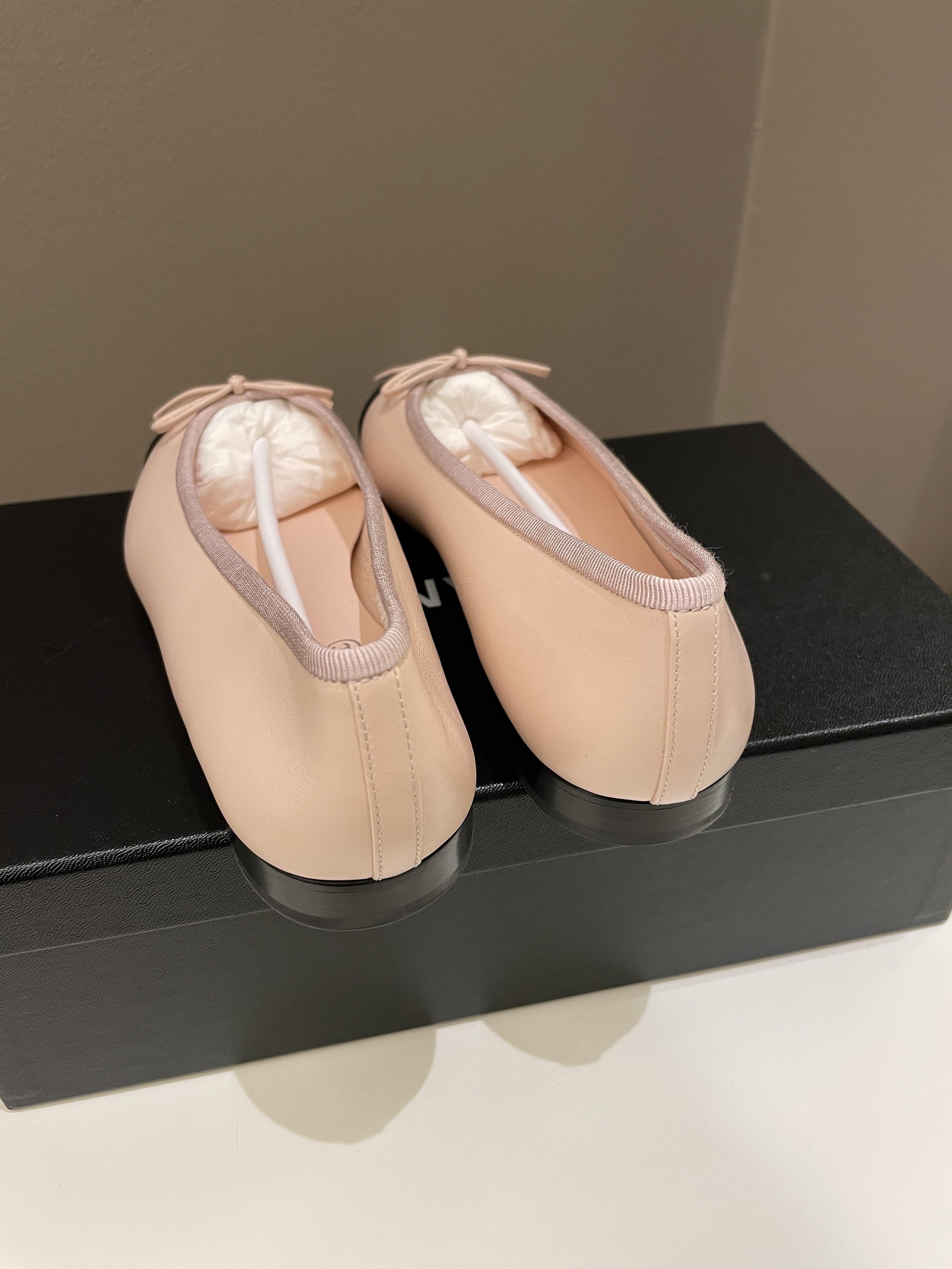 Chanel Classic Ballerina Flats 
Blush / Black Size 36