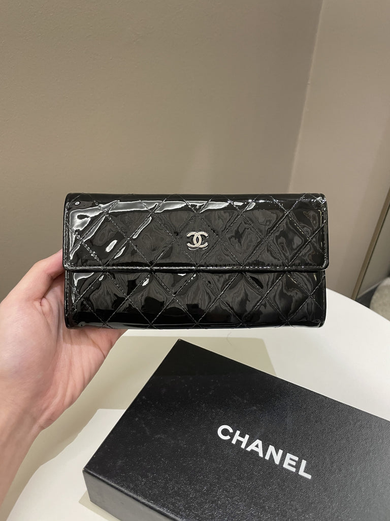 CHANEL Classic Caviar Quilted Leather Flat Wallet Pouch Red