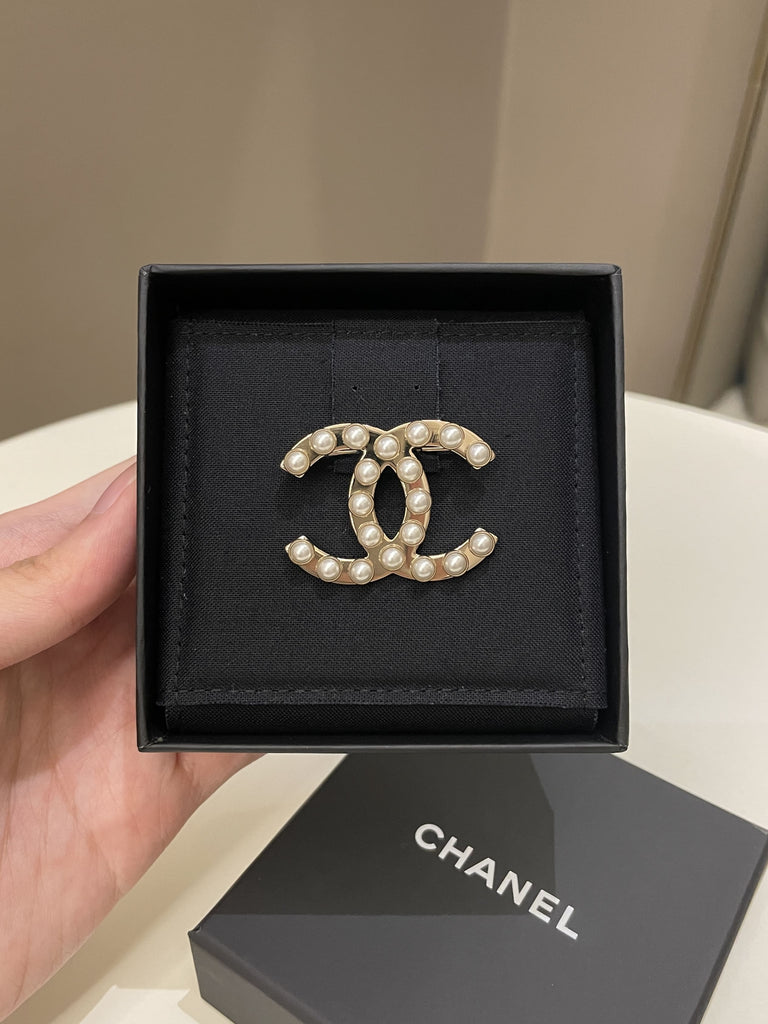 Chanel Gold Vintage Pendant Clip on Tone Clover Molten Glass