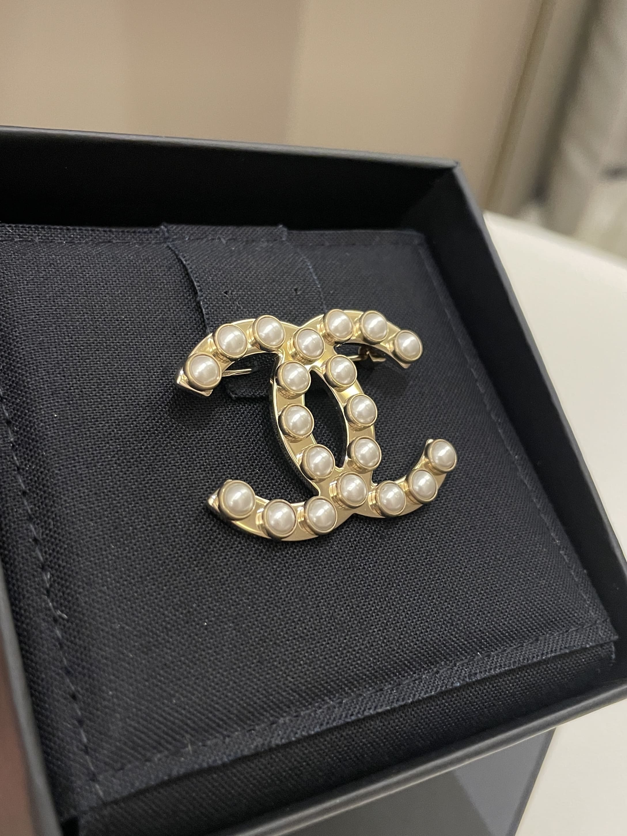 Chanel 21S Cc Pearl Brooch Pearl – ＬＯＶＥＬＯＴＳＬＵＸＵＲＹ
