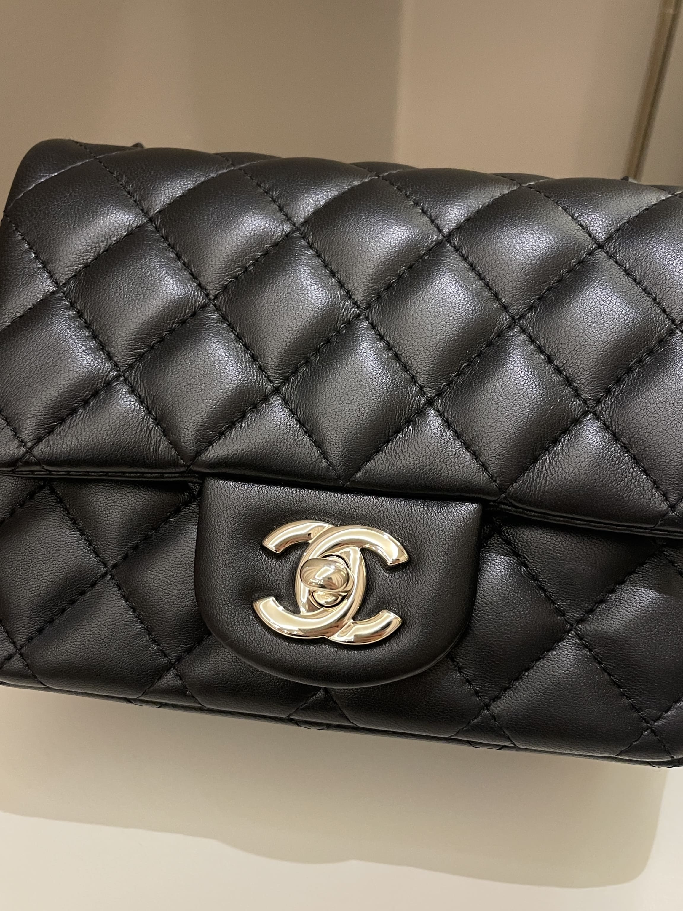 Chanel Classic Quilted Mini Square Black Lambskin – ＬＯＶＥＬＯＴＳＬＵＸＵＲＹ