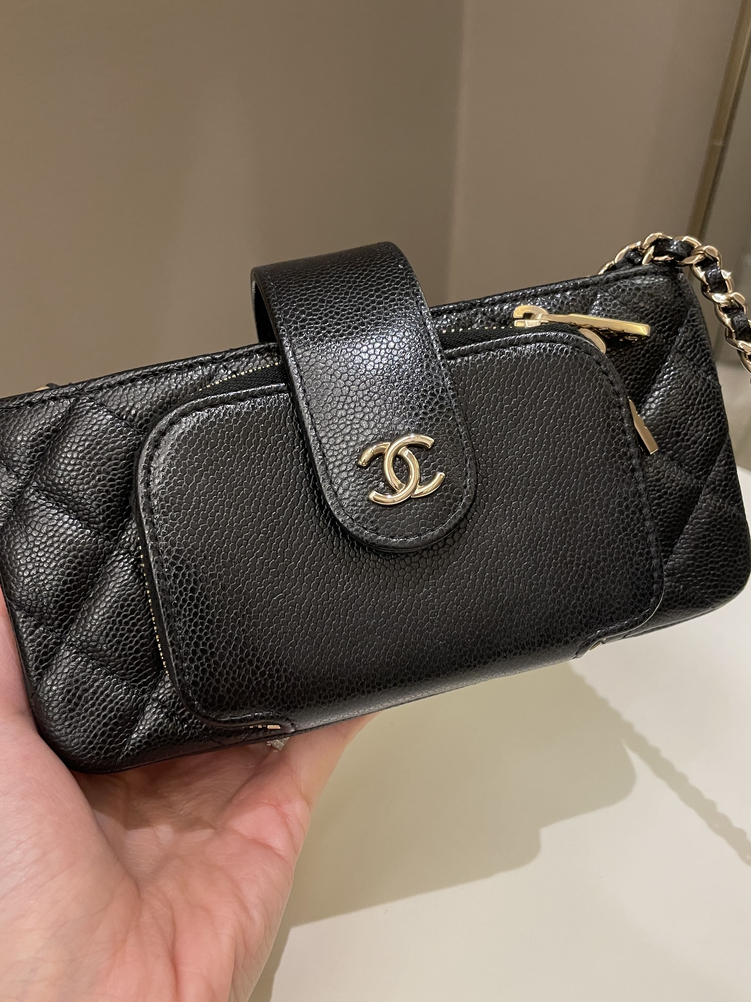 Chanel 22B Quilted Phone Holder With Chain Black Caviar – ＬＯＶＥＬＯＴＳＬＵＸＵＲＹ