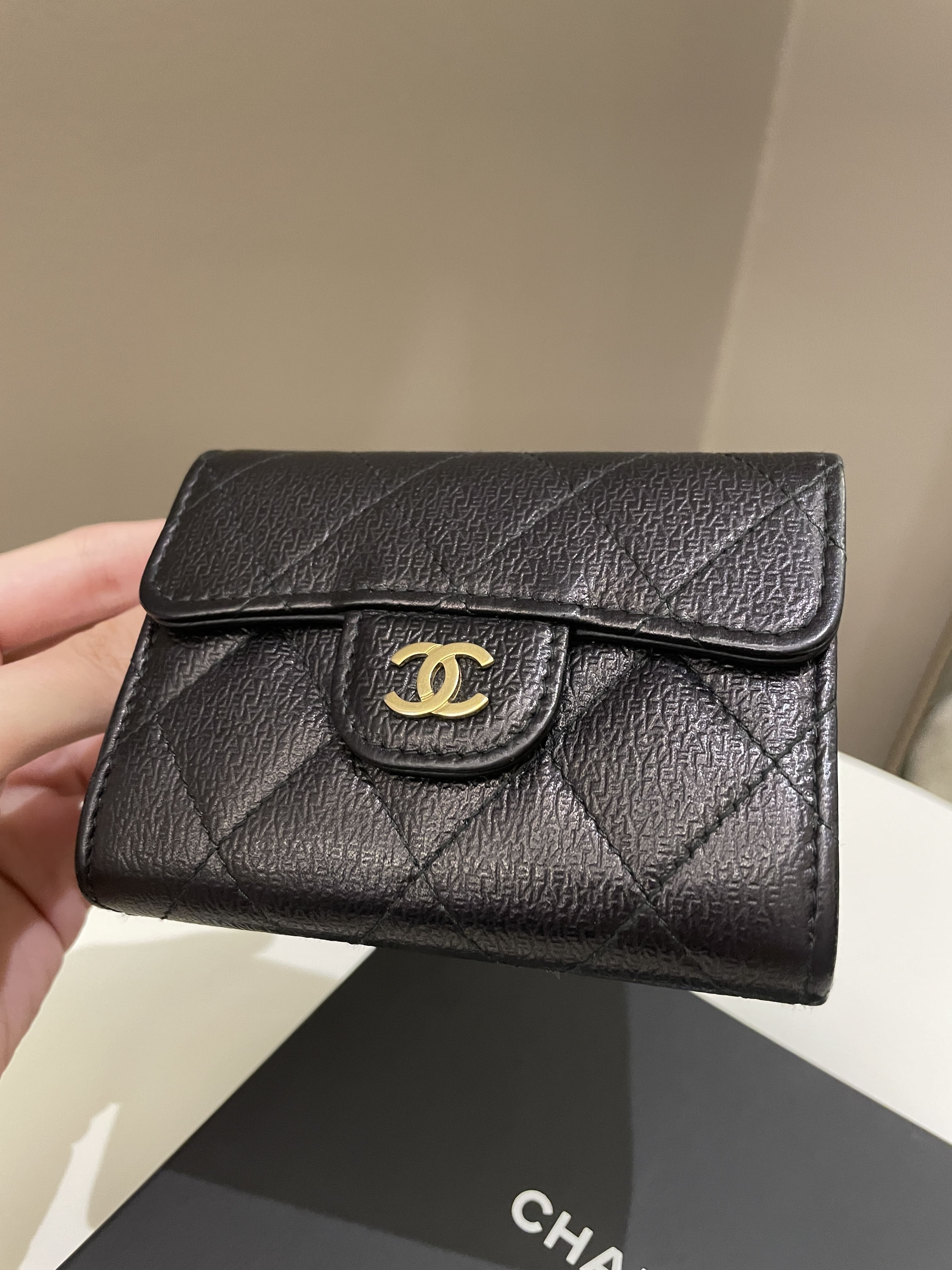 Chanel Classic Quilted XL Card Holder Black Chanel Embossed Leather –  ＬＯＶＥＬＯＴＳＬＵＸＵＲＹ