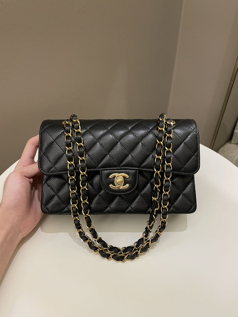 CHANEL SMALL VS MEDIUM CLASSIC FLAP  What fits, modshots, prices & more 